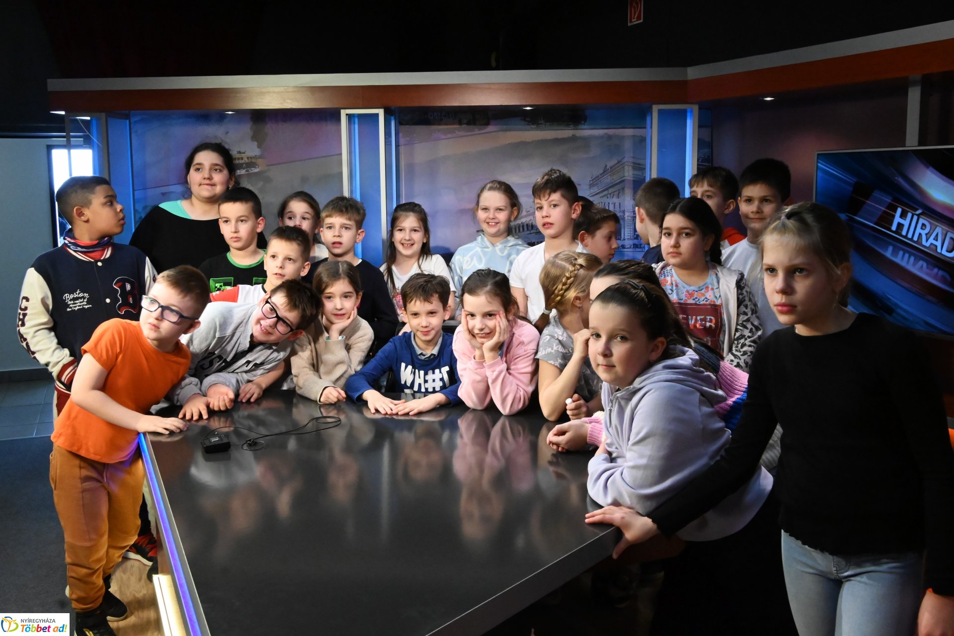Negyven éves a Nyíregyházi Televízió - iskolások látogattak a stúdióba a születésnapon (csütörtök)