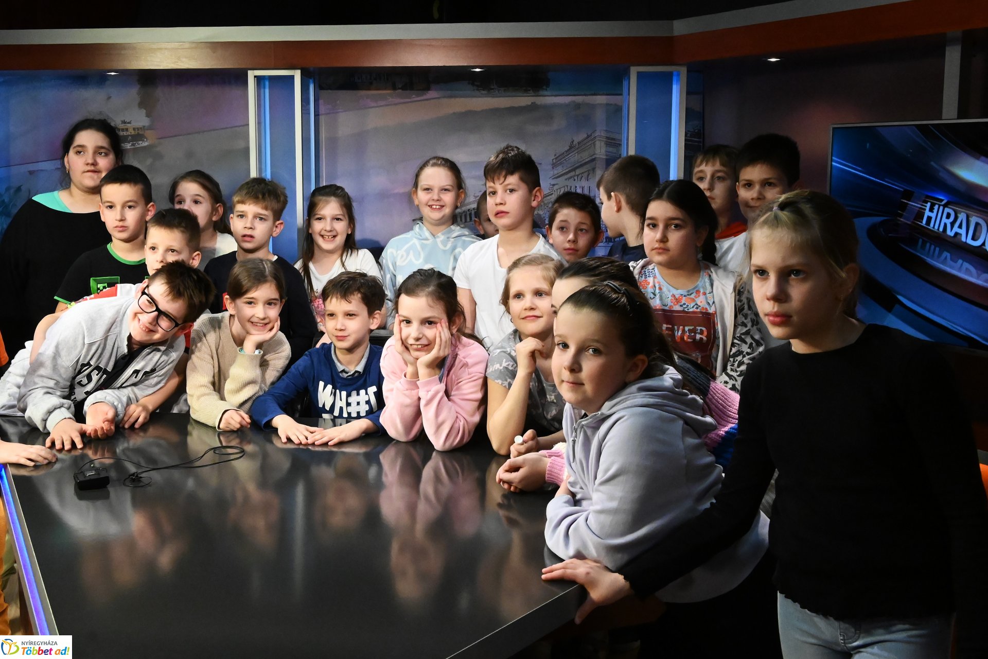 Negyven éves a Nyíregyházi Televízió - iskolások látogattak a stúdióba a születésnapon (csütörtök)