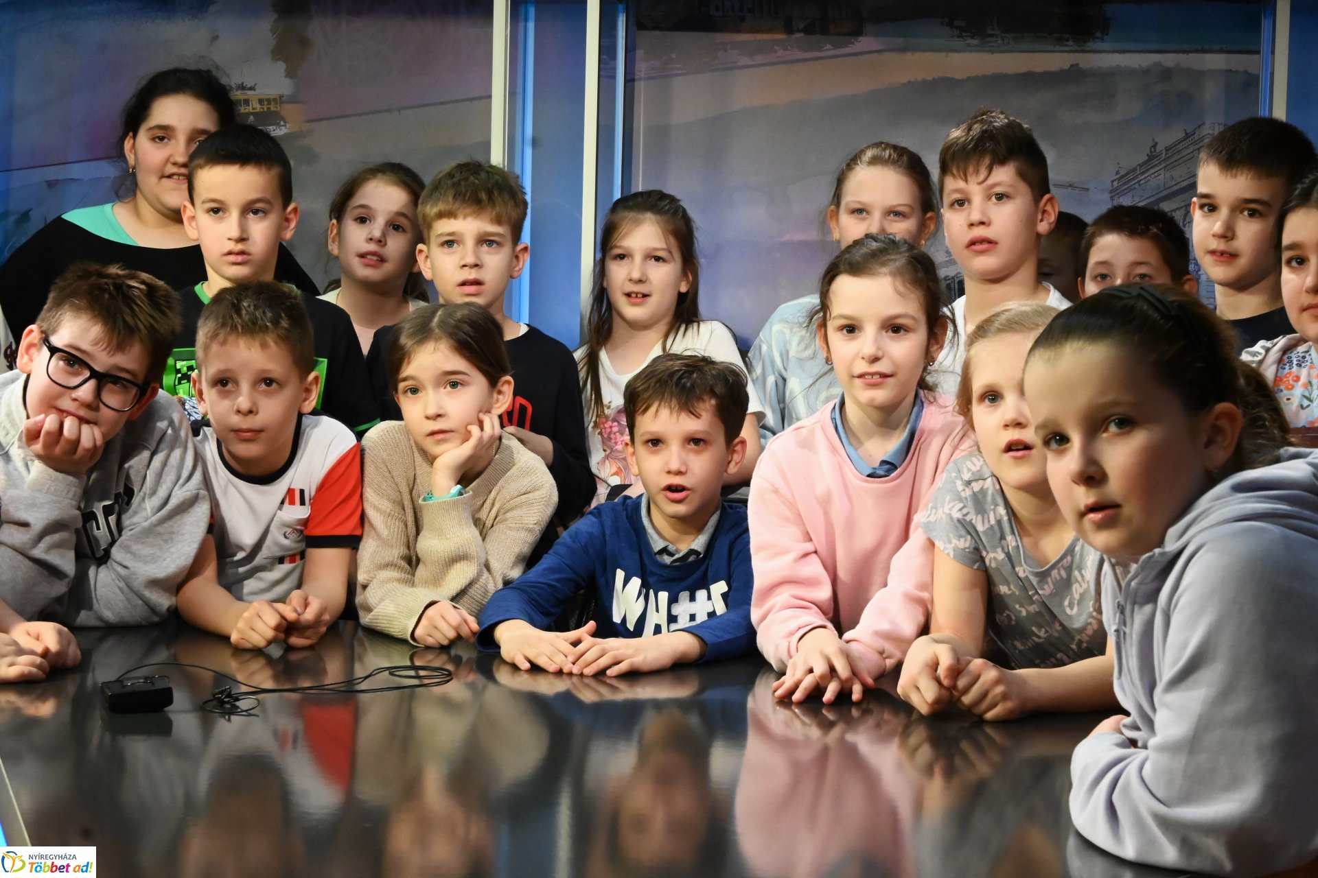 Negyven éves a Nyíregyházi Televízió - iskolások látogattak a stúdióba a születésnapon (csütörtök)