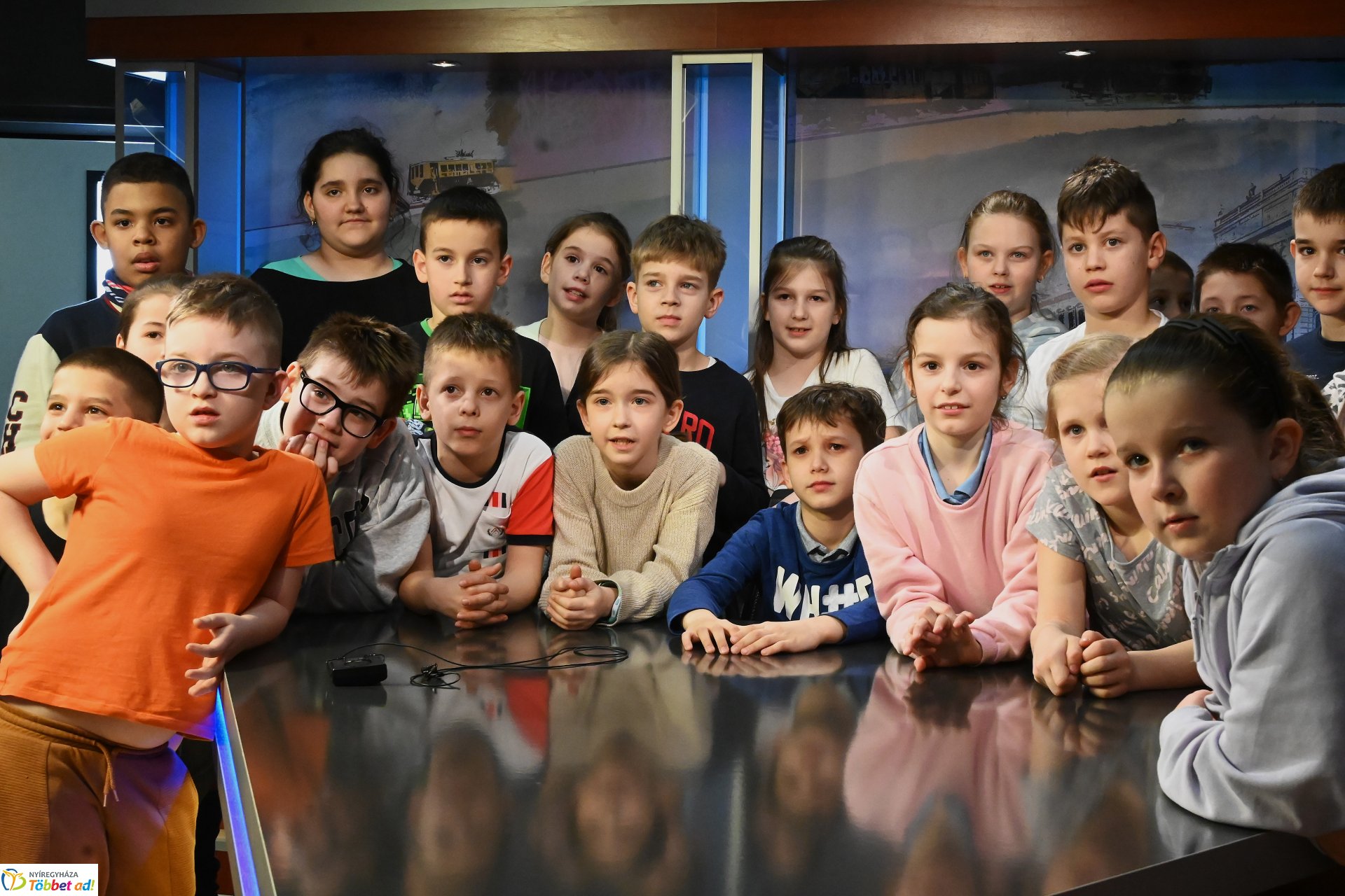 Negyven éves a Nyíregyházi Televízió - iskolások látogattak a stúdióba a születésnapon (csütörtök)