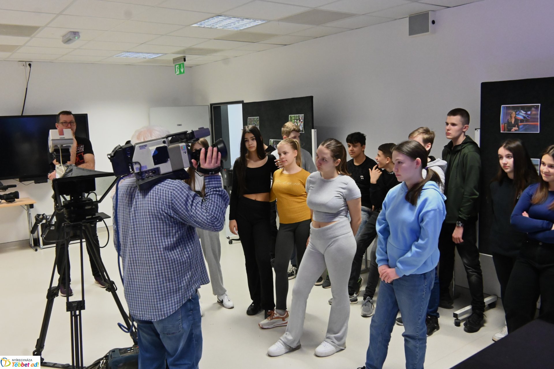 Negyven éves a Nyíregyházi Televízió - iskolások látogattak a stúdióba a születésnapon (csütörtök)