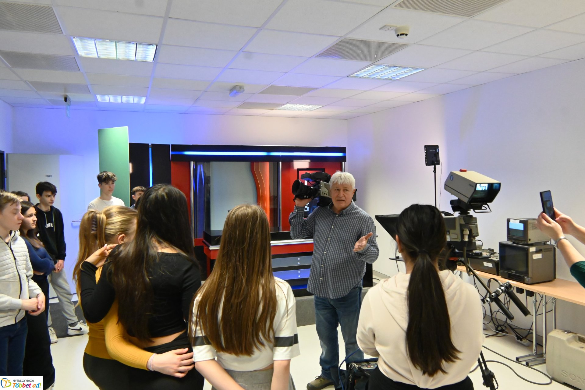Negyven éves a Nyíregyházi Televízió - iskolások látogattak a stúdióba a születésnapon (csütörtök)