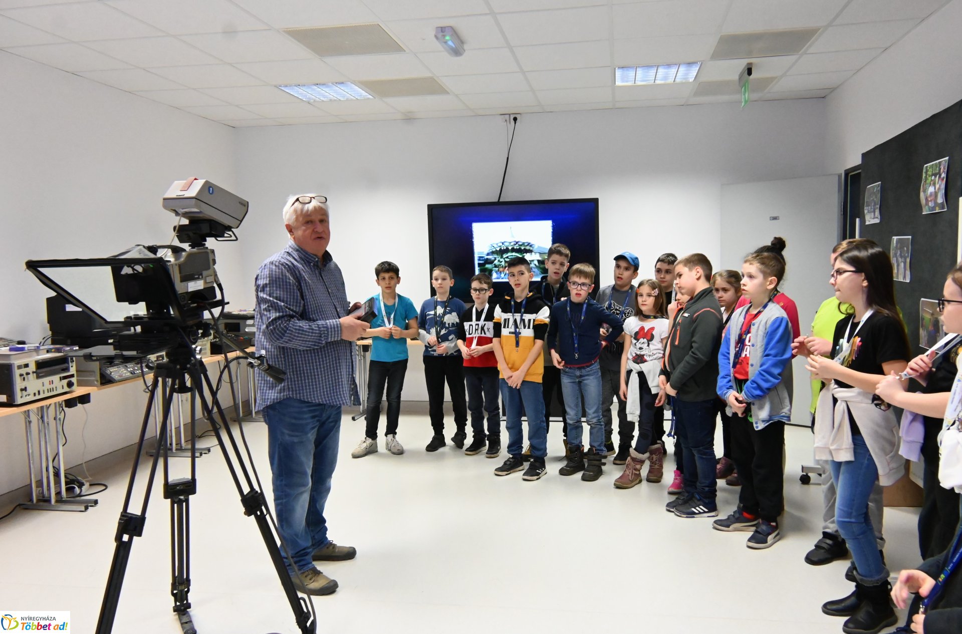 Negyven éves a Nyíregyházi Televízió - iskolások látogattak a stúdióba a születésnapon (csütörtök)