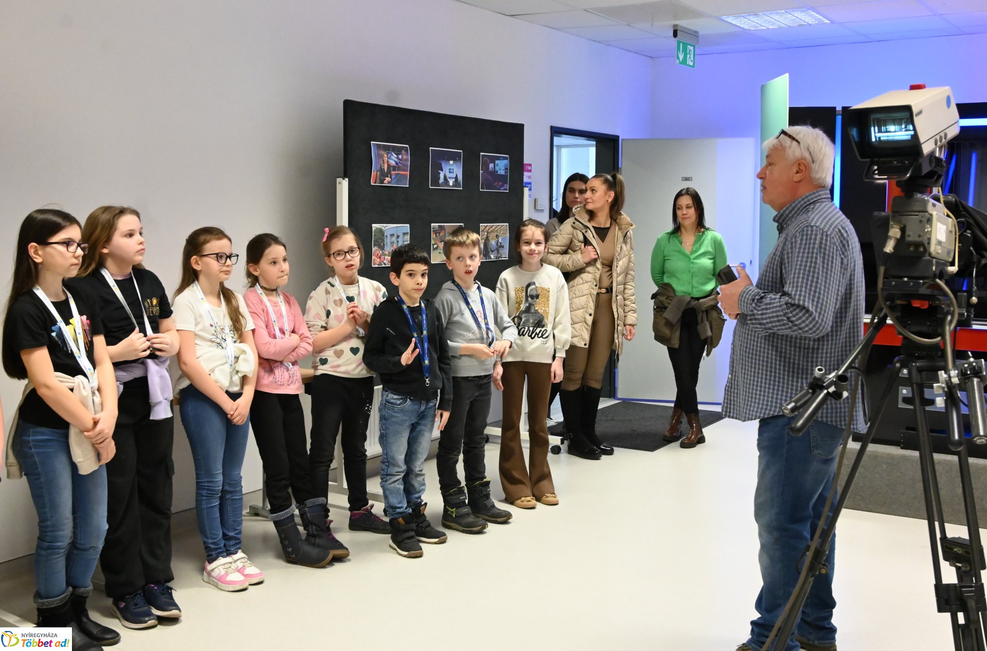 Negyven éves a Nyíregyházi Televízió - iskolások látogattak a stúdióba a születésnapon (csütörtök)