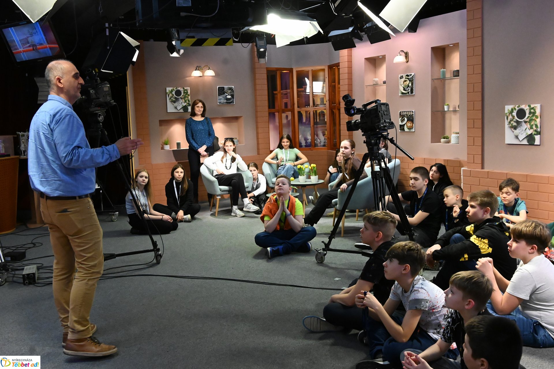 Negyven éves a Nyíregyházi Televízió - iskolások látogattak a stúdióba a születésnapon (csütörtök)
