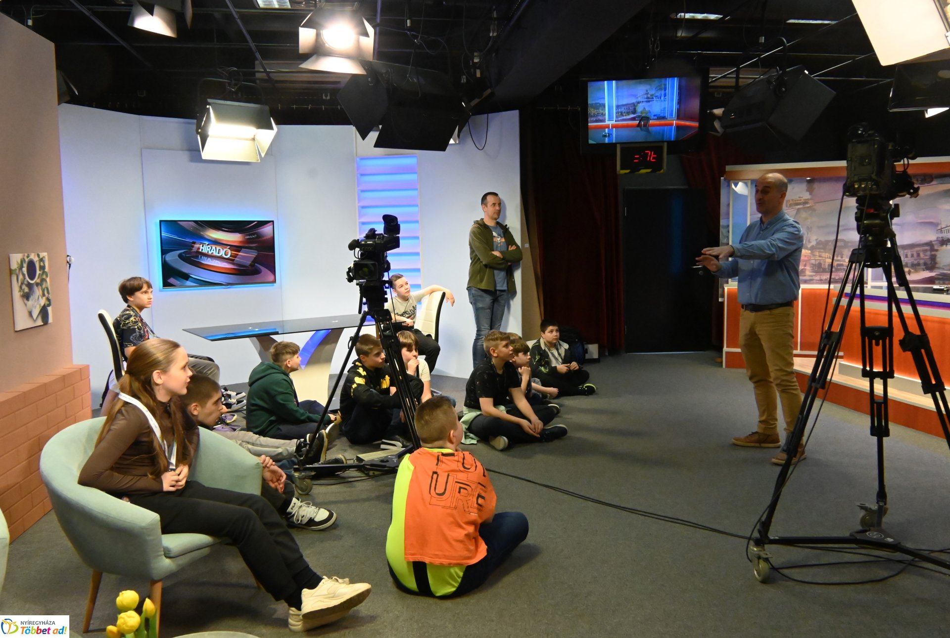Negyven éves a Nyíregyházi Televízió - iskolások látogattak a stúdióba a születésnapon (csütörtök)