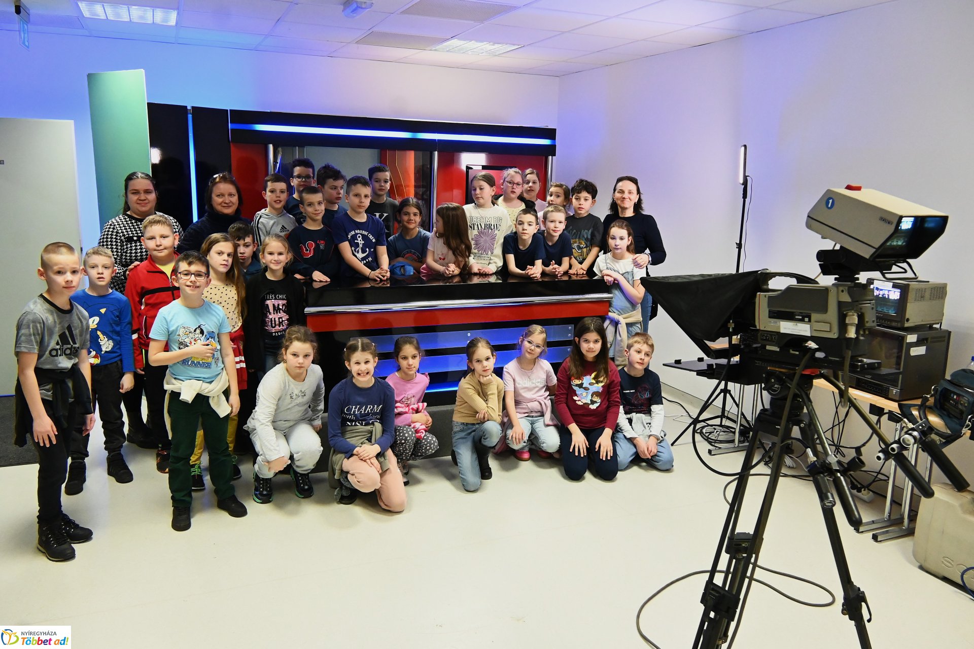 Negyven éves a Nyíregyházi Televízió-iskolások látogattak a stúdióba a születésnapon (kedd)
