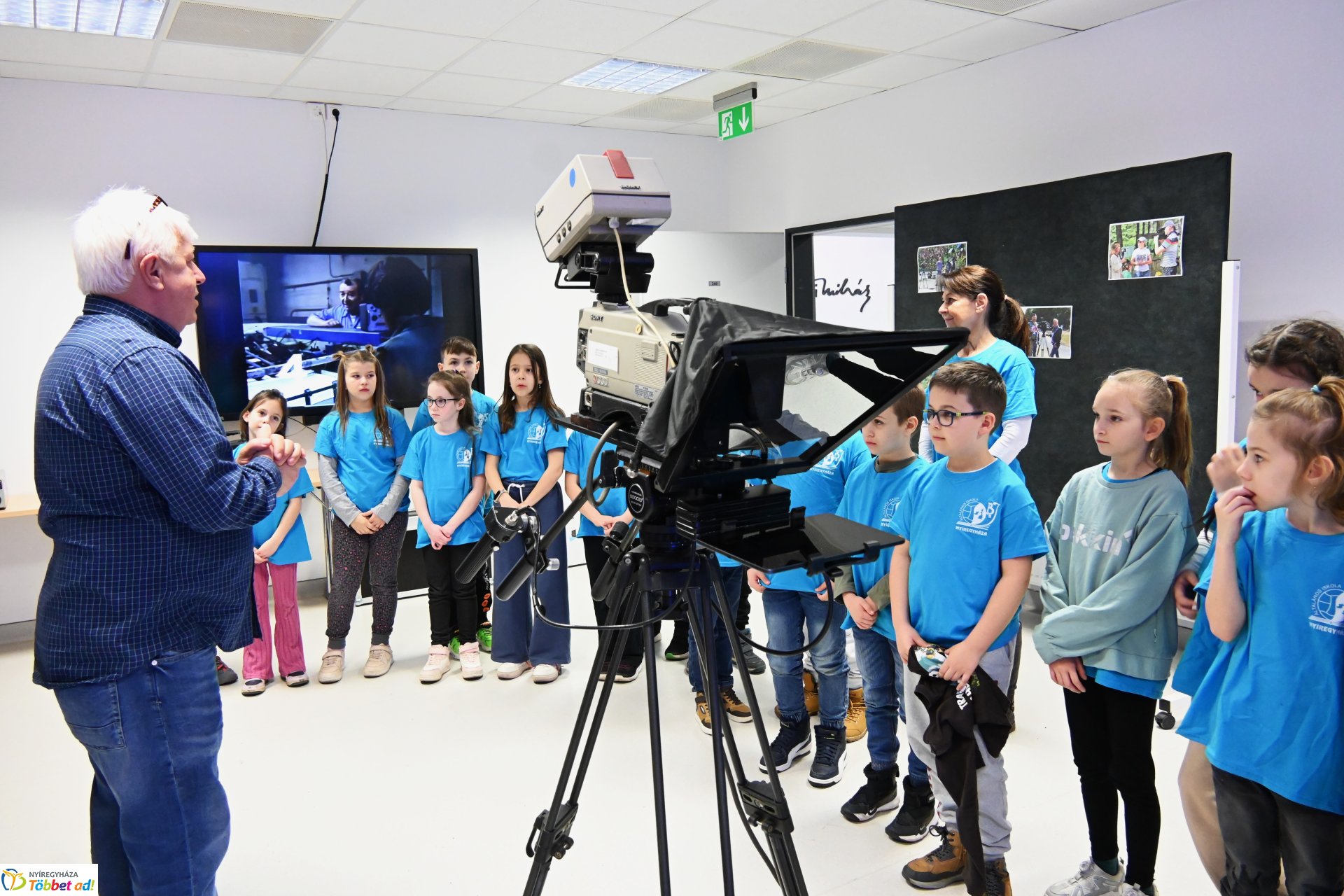 Negyven éves a Nyíregyházi Televízió-iskolások látogattak a stúdióba a születésnapon (kedd)
