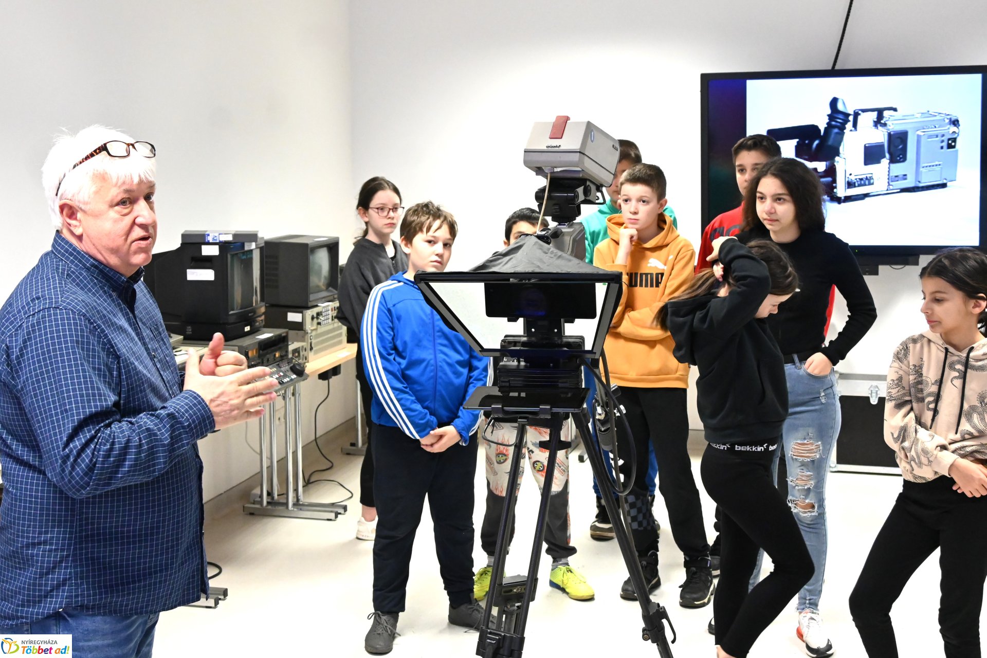 Negyven éves a Nyíregyházi Televízió-iskolások látogattak a stúdióba a születésnapon (kedd)