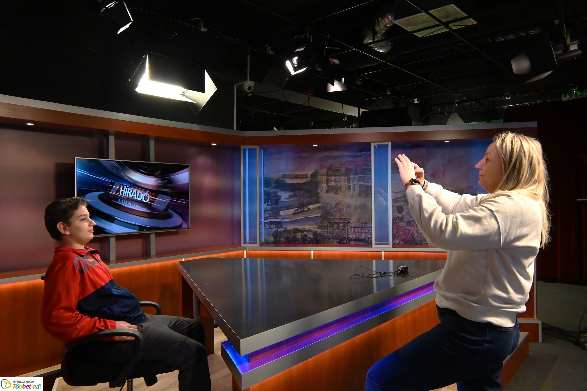 Negyven éves a Nyíregyházi Televízió-iskolások látogattak a stúdióba a születésnapon (kedd)