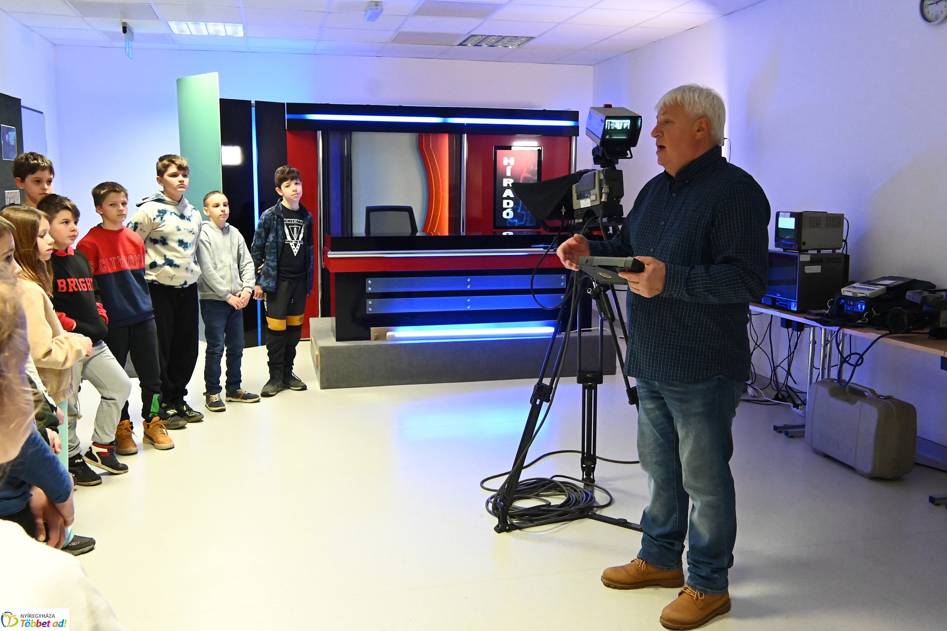 Negyven éves a Nyíregyházi Televízió-iskolások látogattak a stúdióba a születésnapon (kedd)