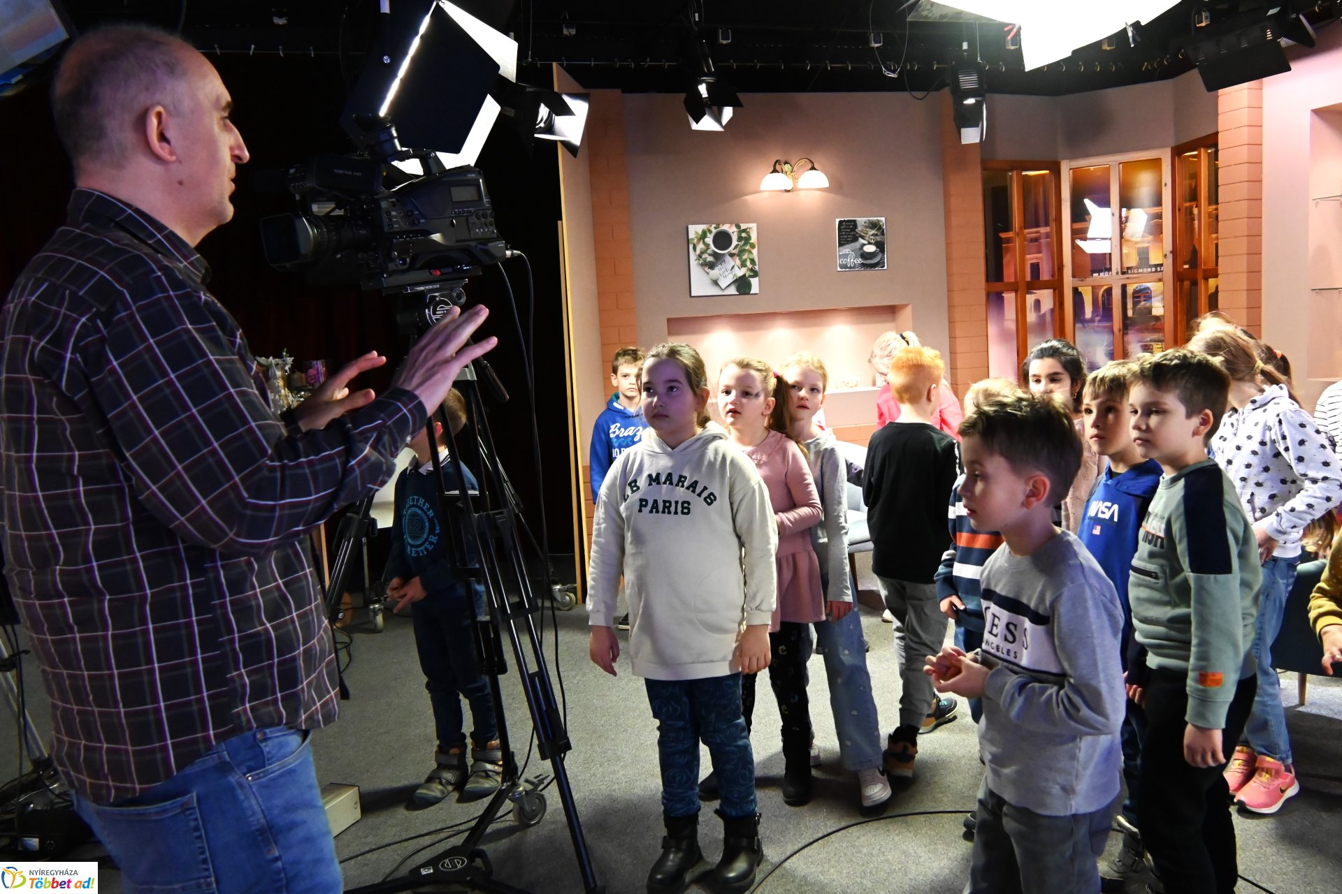 Negyven éves a Nyíregyházi Televízió-iskolások látogattak a stúdióba a születésnapon (kedd)