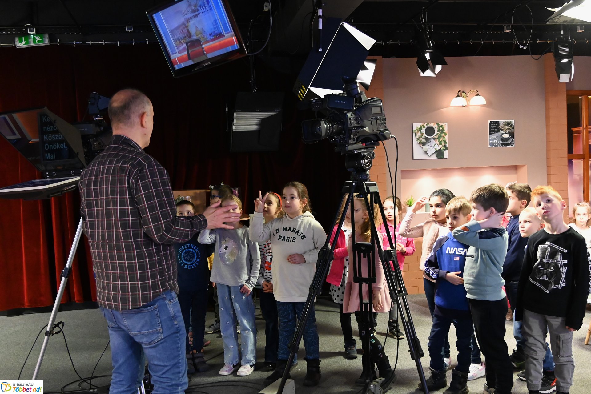 Negyven éves a Nyíregyházi Televízió-iskolások látogattak a stúdióba a születésnapon (kedd)