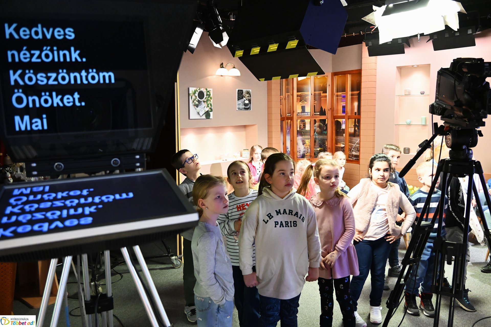 Negyven éves a Nyíregyházi Televízió-iskolások látogattak a stúdióba a születésnapon (kedd)