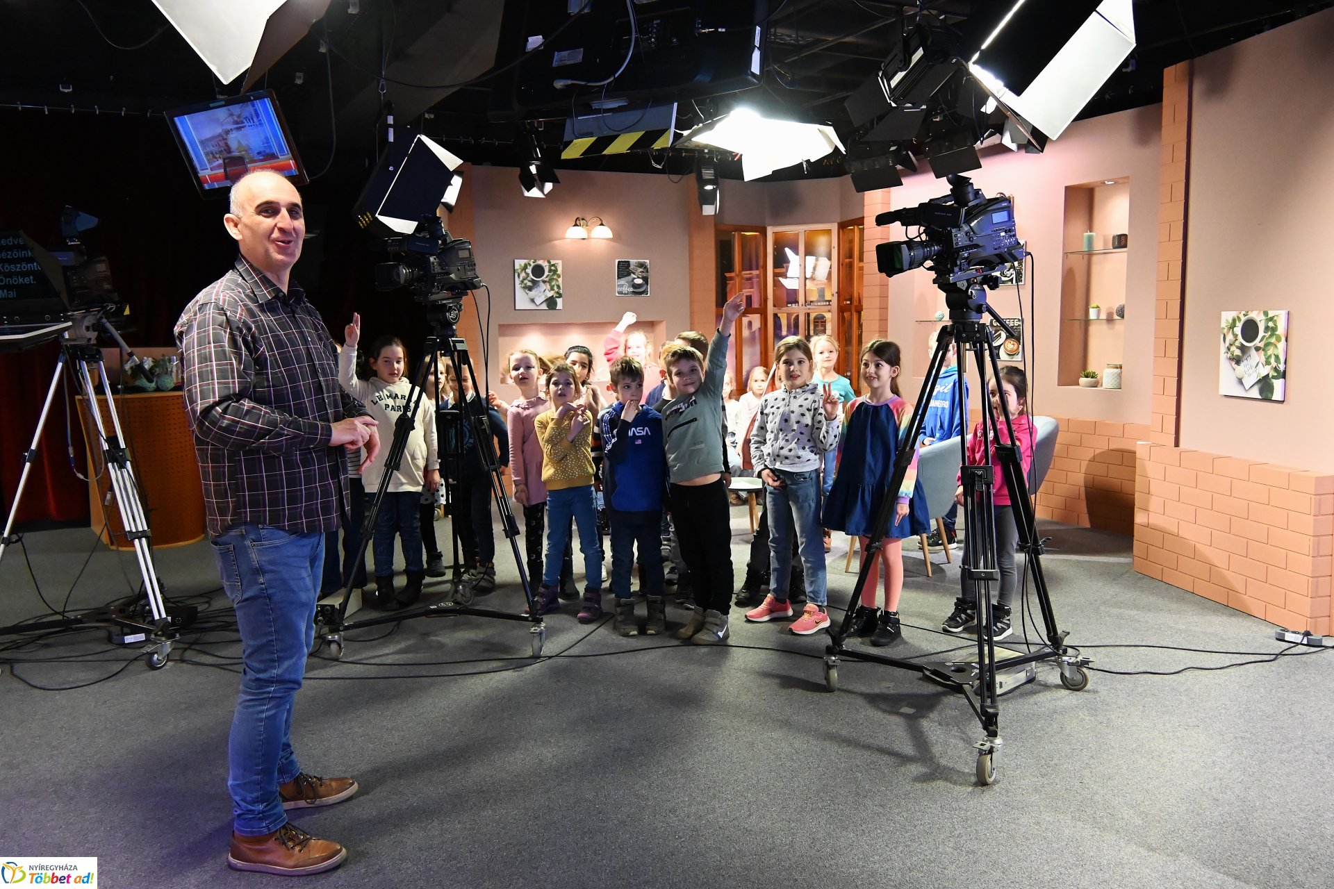 Negyven éves a Nyíregyházi Televízió-iskolások látogattak a stúdióba a születésnapon (kedd)