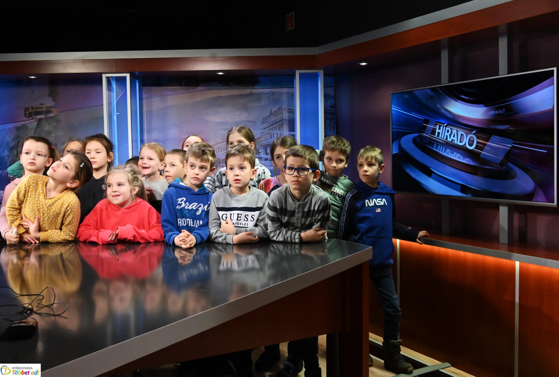 Negyven éves a Nyíregyházi Televízió-iskolások látogattak a stúdióba a születésnapon (kedd)