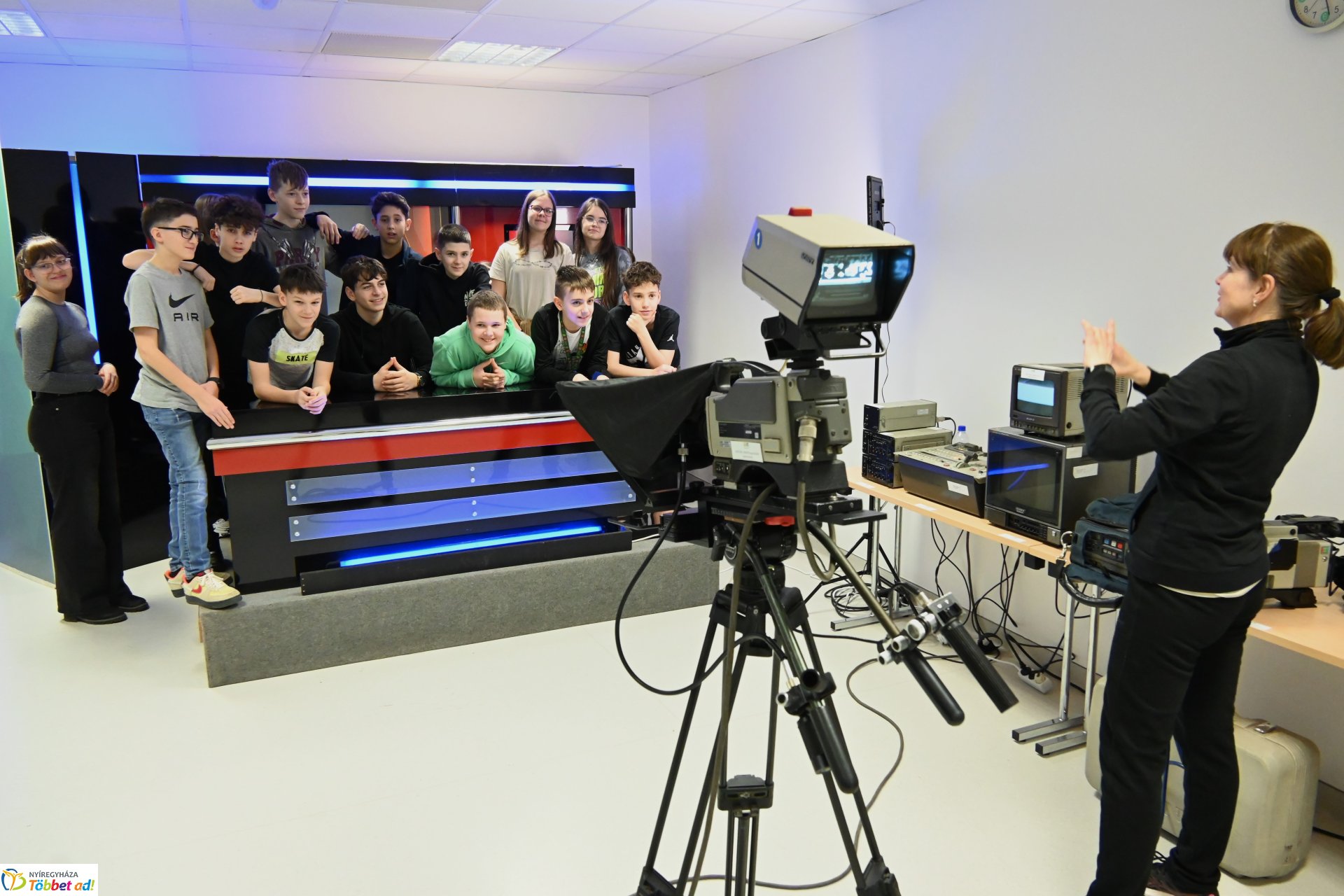 Negyven éves a Nyíregyházi Televízió-iskolások látogattak a stúdióba a születésnapon (kedd)