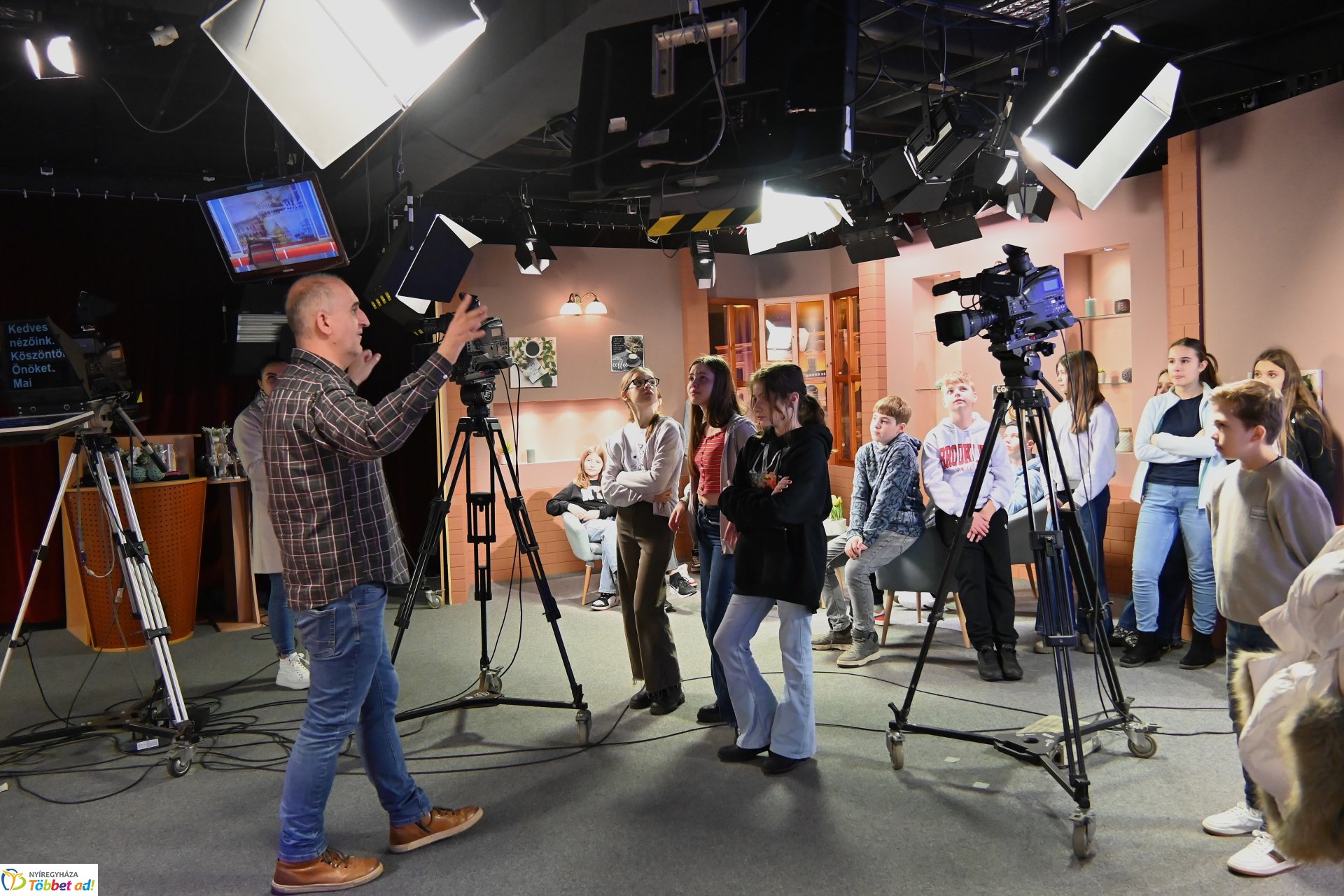 Negyven éves a Nyíregyházi Televízió-iskolások látogattak a stúdióba a születésnapon (kedd)