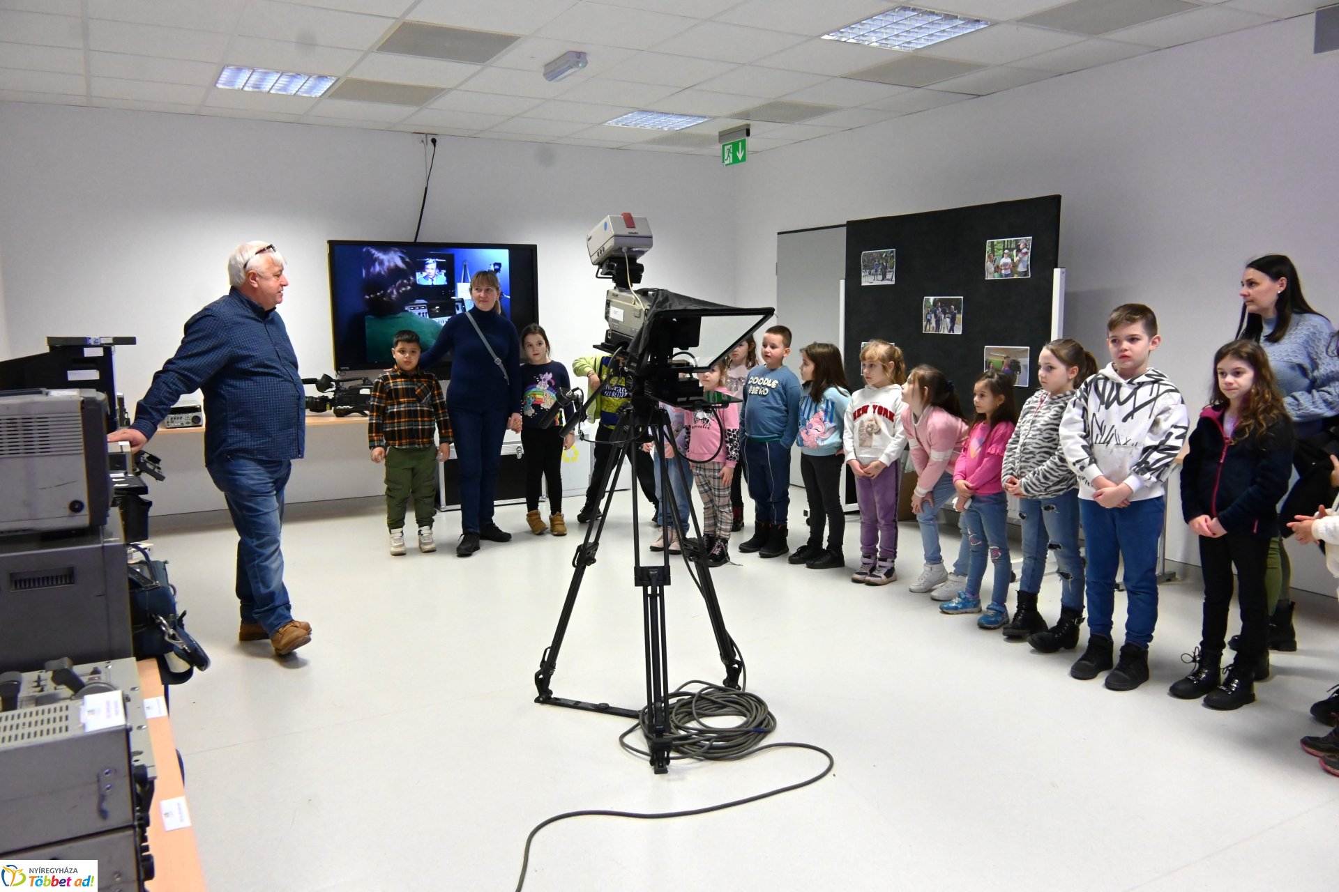 Negyven éves a Nyíregyházi Televízió-iskolások látogattak a stúdióba a születésnapon (kedd)