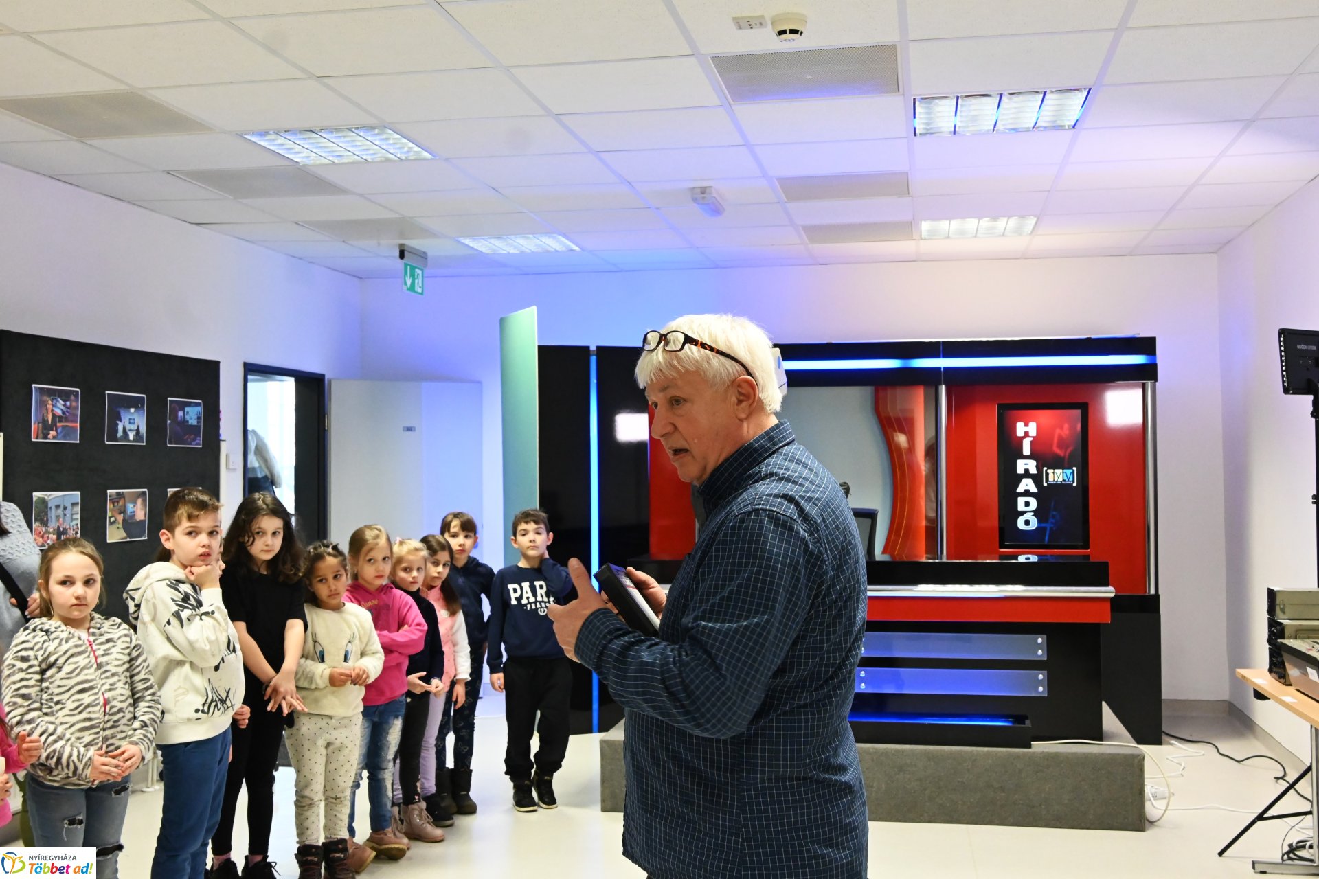 Negyven éves a Nyíregyházi Televízió-iskolások látogattak a stúdióba a születésnapon (kedd)
