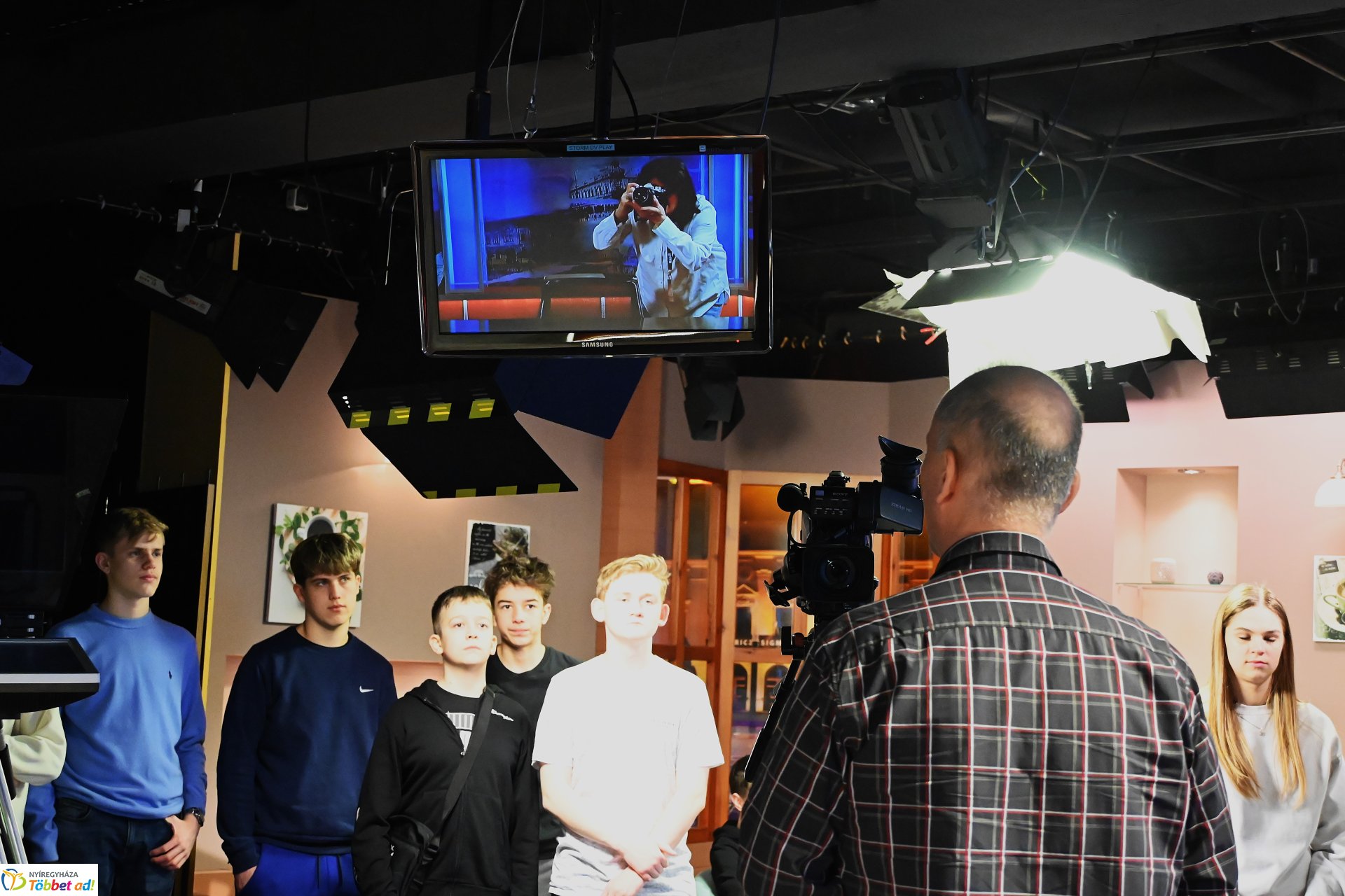 Negyven éves a Nyíregyházi Televízió-iskolások látogattak a stúdióba a születésnapon (kedd)