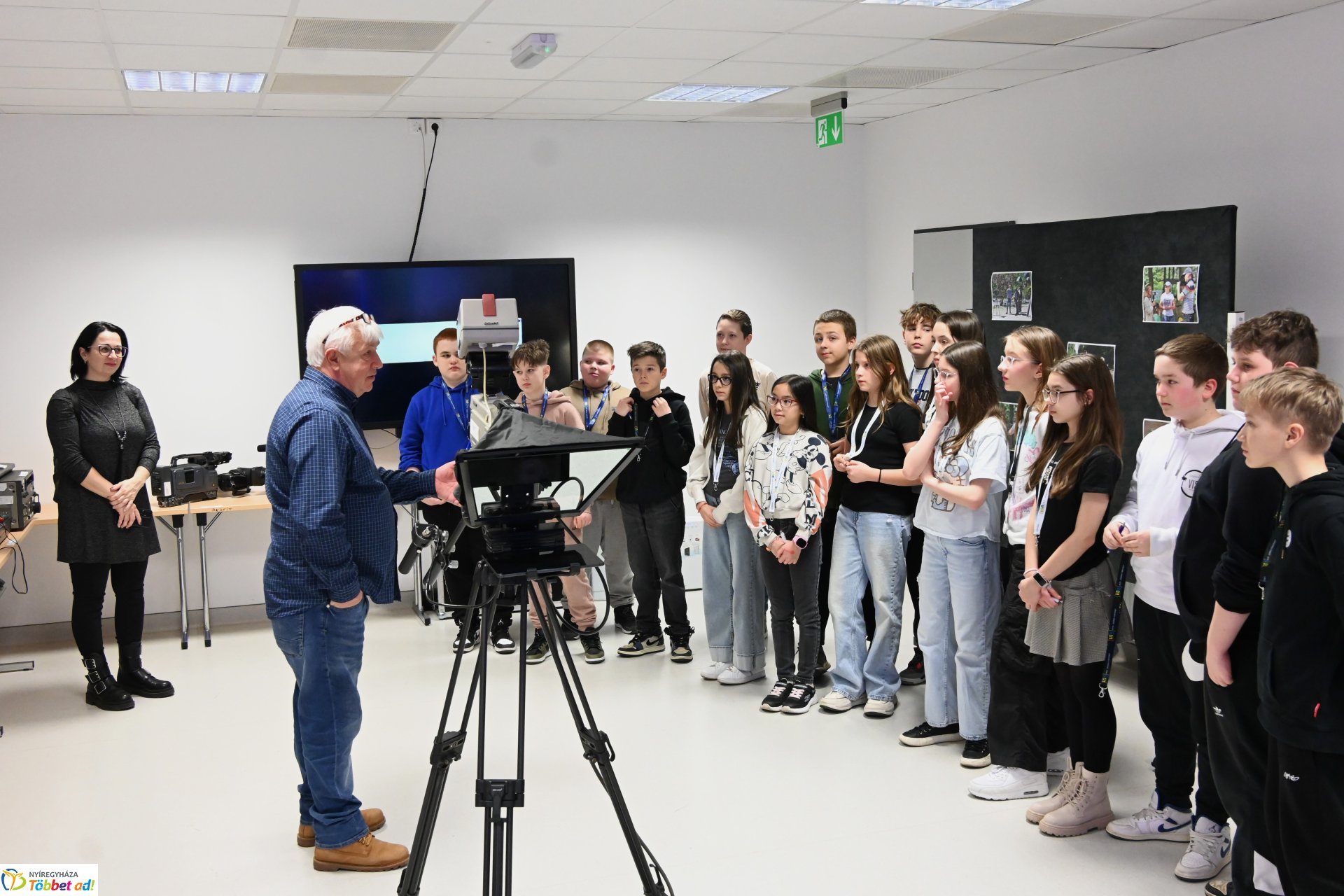 Negyven éves a Nyíregyházi Televízió-iskolások látogattak a stúdióba a születésnapon (kedd)