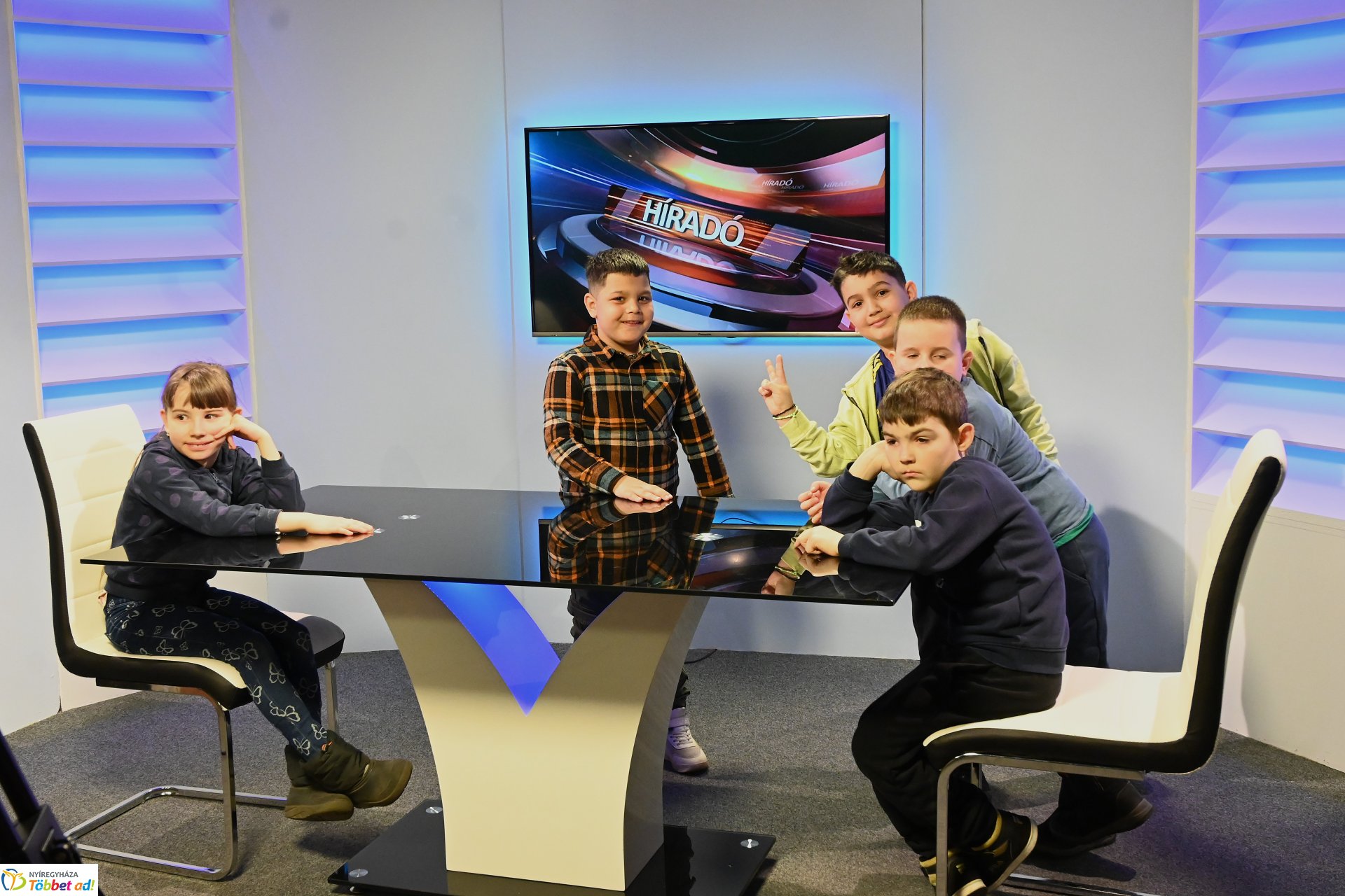 Negyven éves a Nyíregyházi Televízió-iskolások látogattak a stúdióba a születésnapon (kedd)