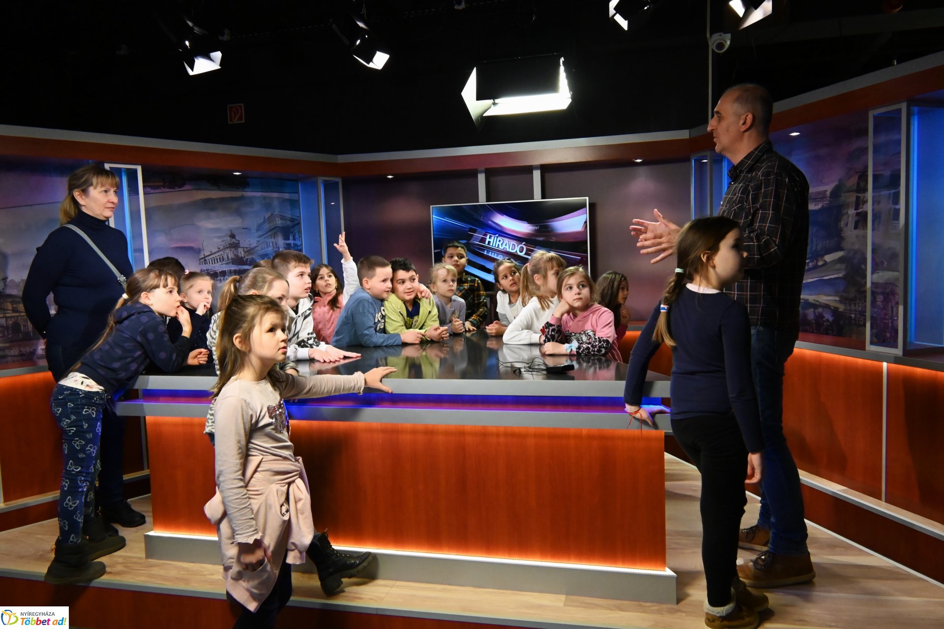 Negyven éves a Nyíregyházi Televízió-iskolások látogattak a stúdióba a születésnapon (kedd)