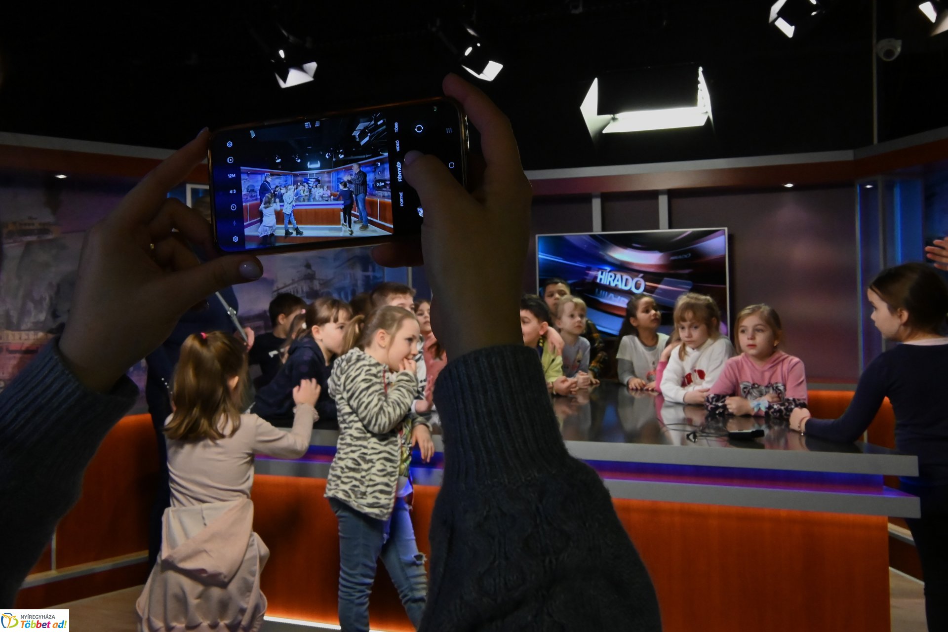 Negyven éves a Nyíregyházi Televízió-iskolások látogattak a stúdióba a születésnapon (kedd)