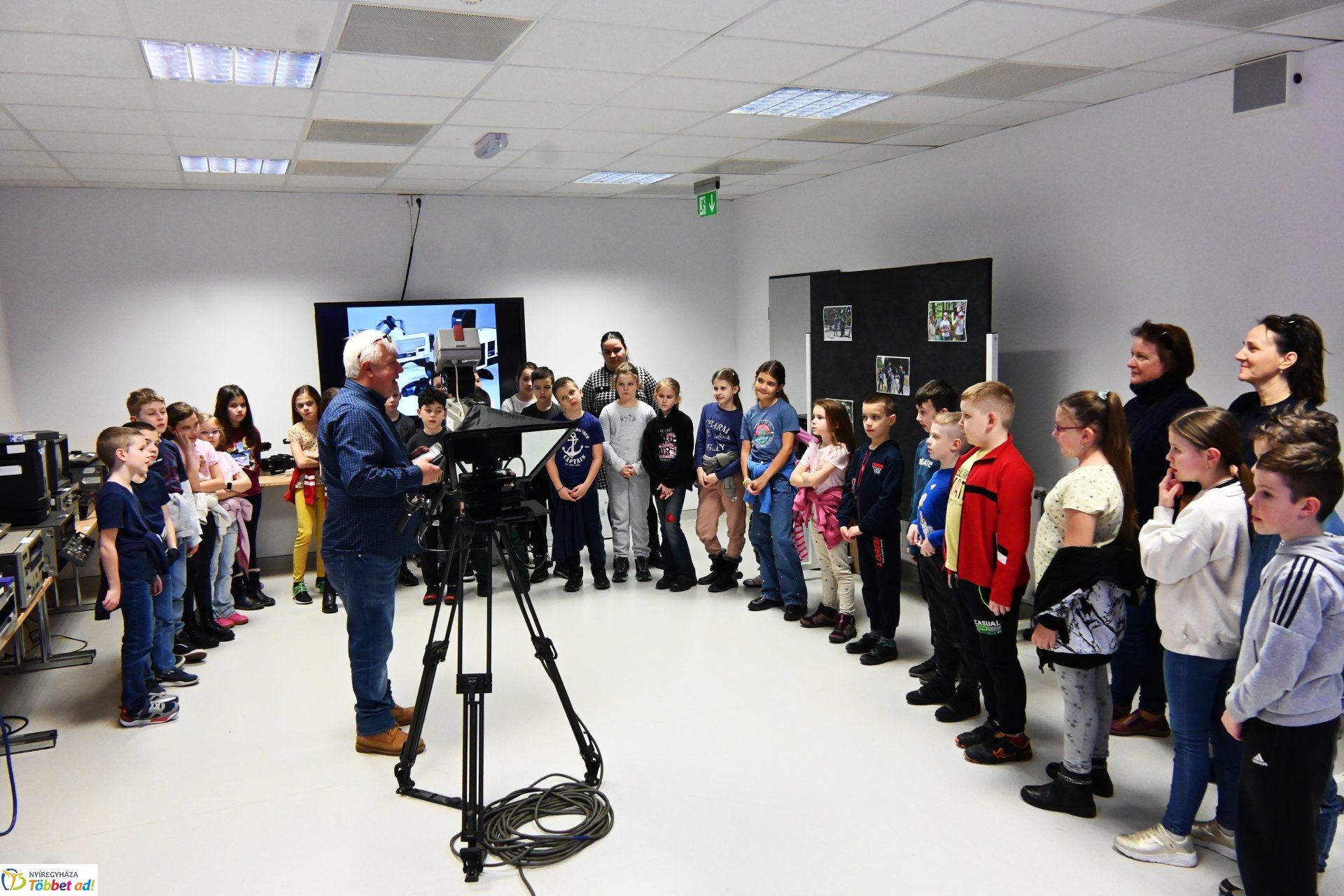 Negyven éves a Nyíregyházi Televízió-iskolások látogattak a stúdióba a születésnapon (kedd)