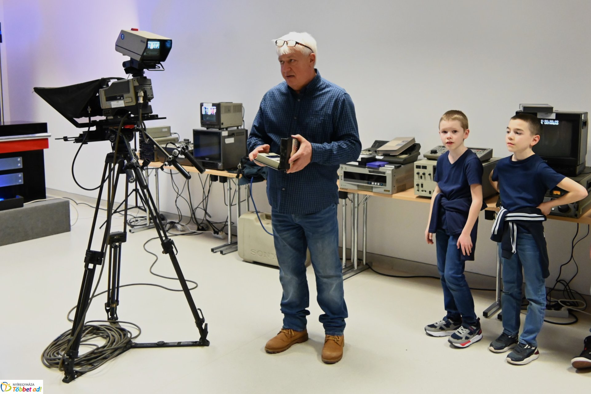 Negyven éves a Nyíregyházi Televízió-iskolások látogattak a stúdióba a születésnapon (kedd)