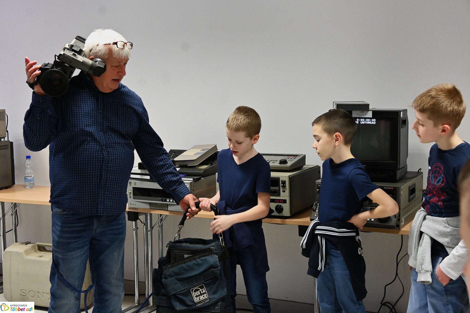 Negyven éves a Nyíregyházi Televízió-iskolások látogattak a stúdióba a születésnapon (kedd)