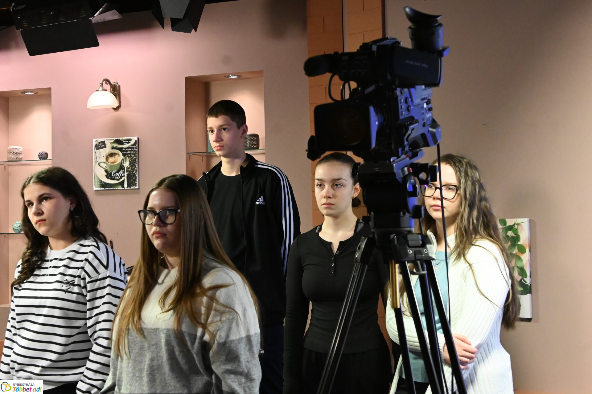 Negyven éves a Nyíregyházi Televízió-iskolások látogattak a stúdióba a születésnapon (kedd)