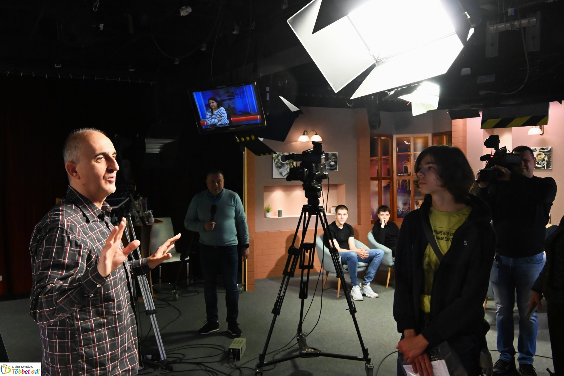 Negyven éves a Nyíregyházi Televízió-iskolások látogattak a stúdióba a születésnapon (kedd)