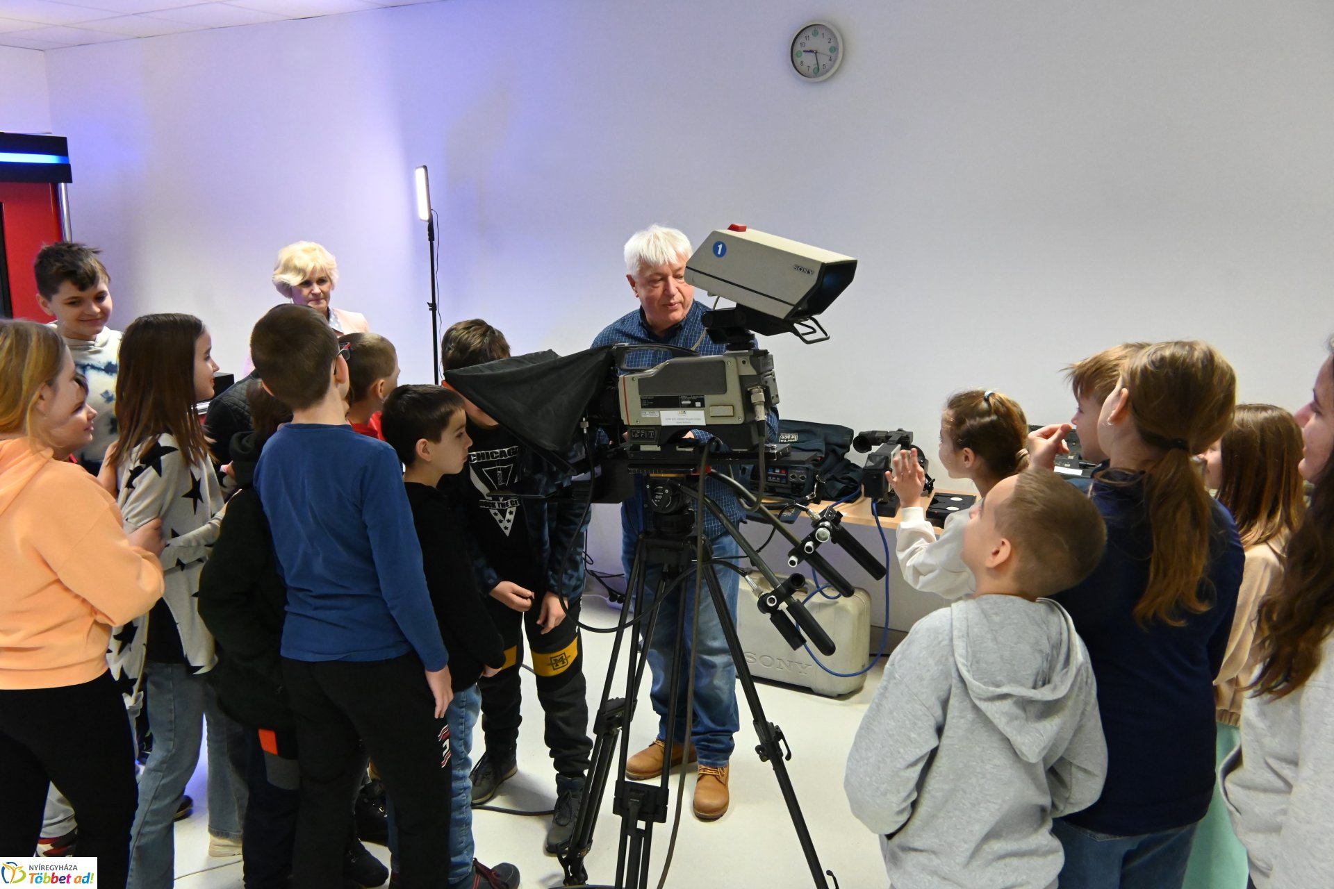 Negyven éves a Nyíregyházi Televízió-iskolások látogattak a stúdióba a születésnapon (kedd)