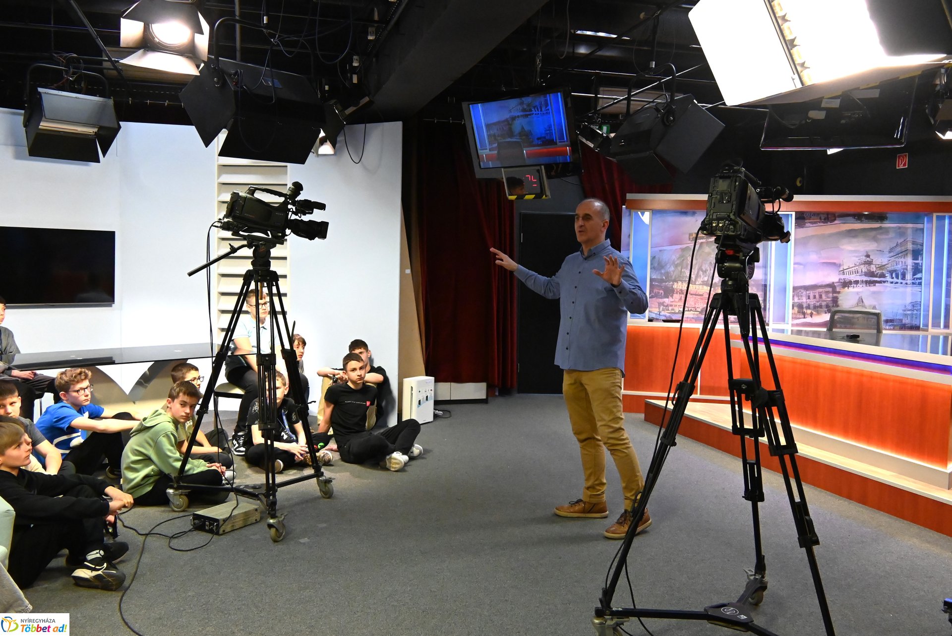 Negyven éves a Nyíregyházi Televízió - iskolások látogattak a stúdióba a születésnapon (péntek)