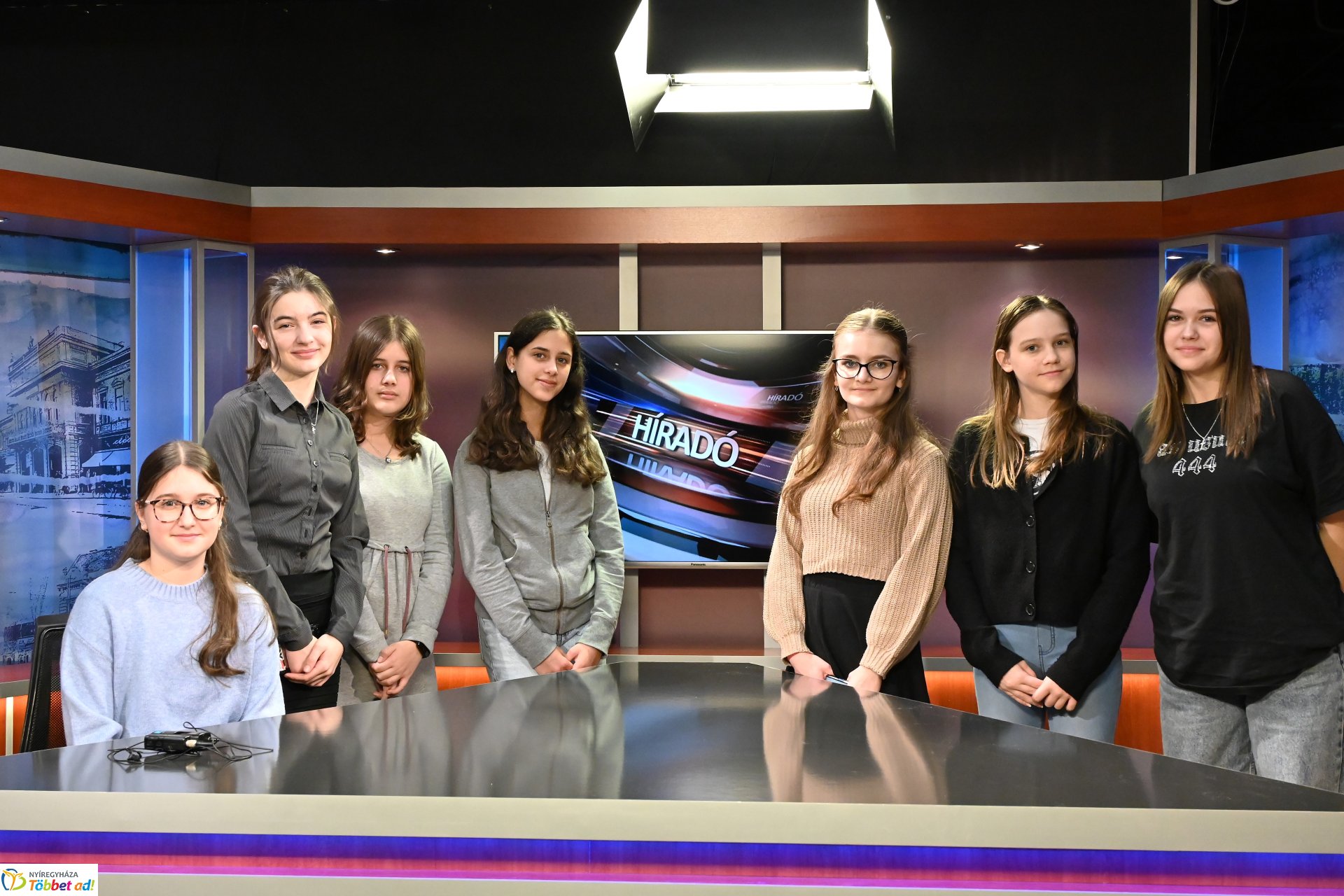 Negyven éves a Nyíregyházi Televízió - iskolások látogattak a stúdióba a születésnapon (péntek)