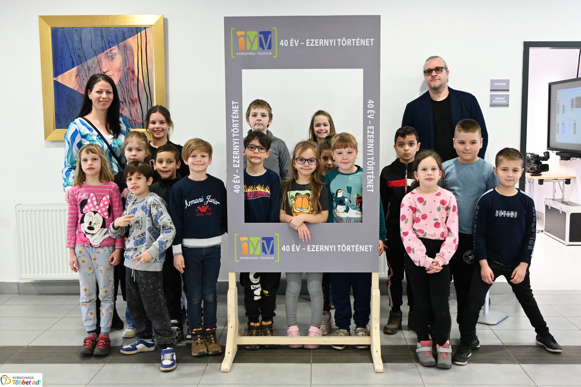 Negyven éves a Nyíregyházi Televízió - iskolások látogattak a stúdióba a születésnapon (péntek)