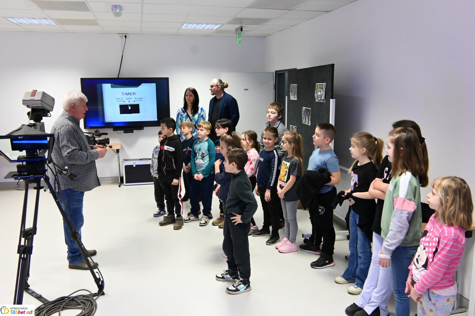 Negyven éves a Nyíregyházi Televízió - iskolások látogattak a stúdióba a születésnapon (péntek)