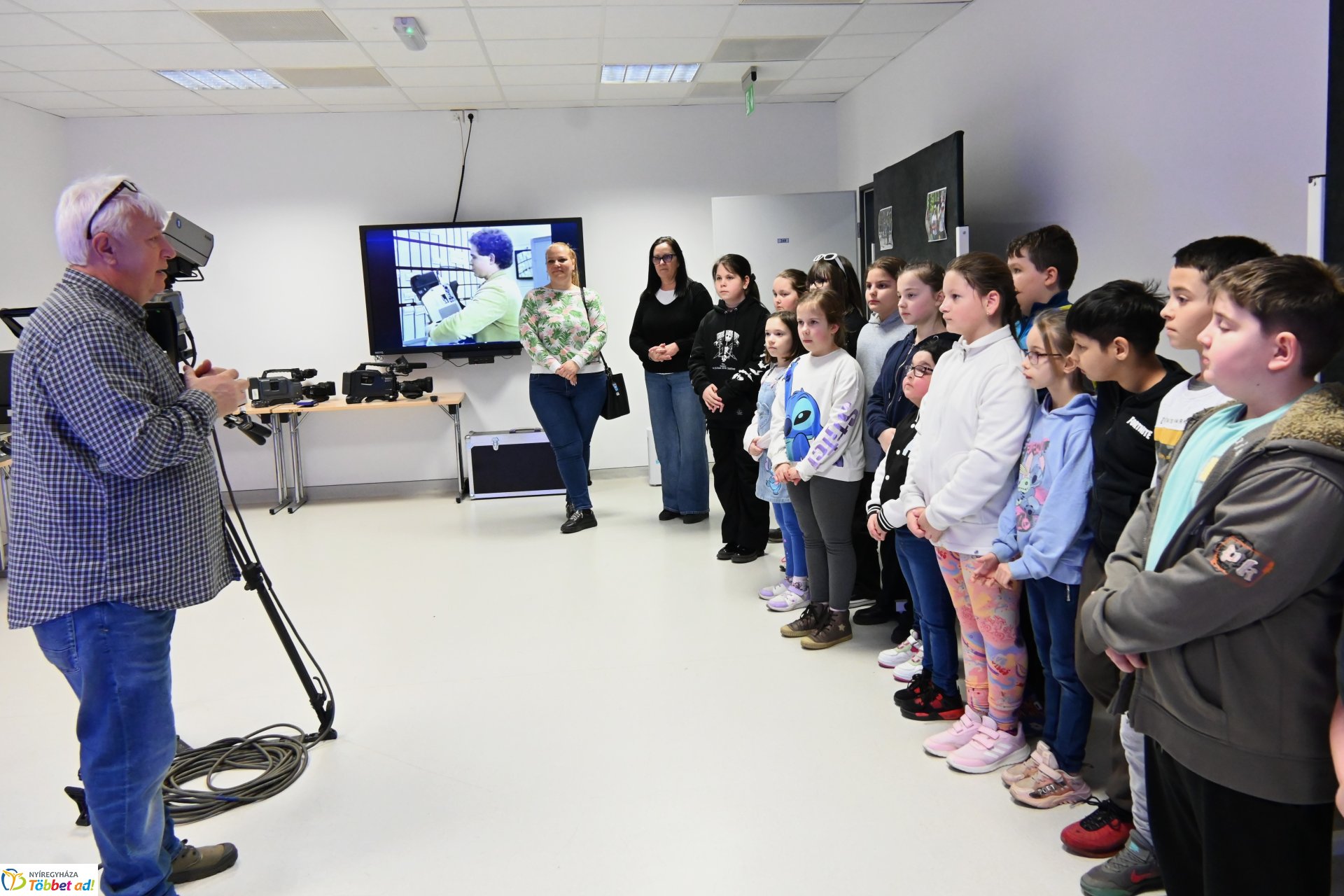 Negyven éves a Nyíregyházi Televízió - iskolások látogattak a stúdióba a születésnapon (péntek)