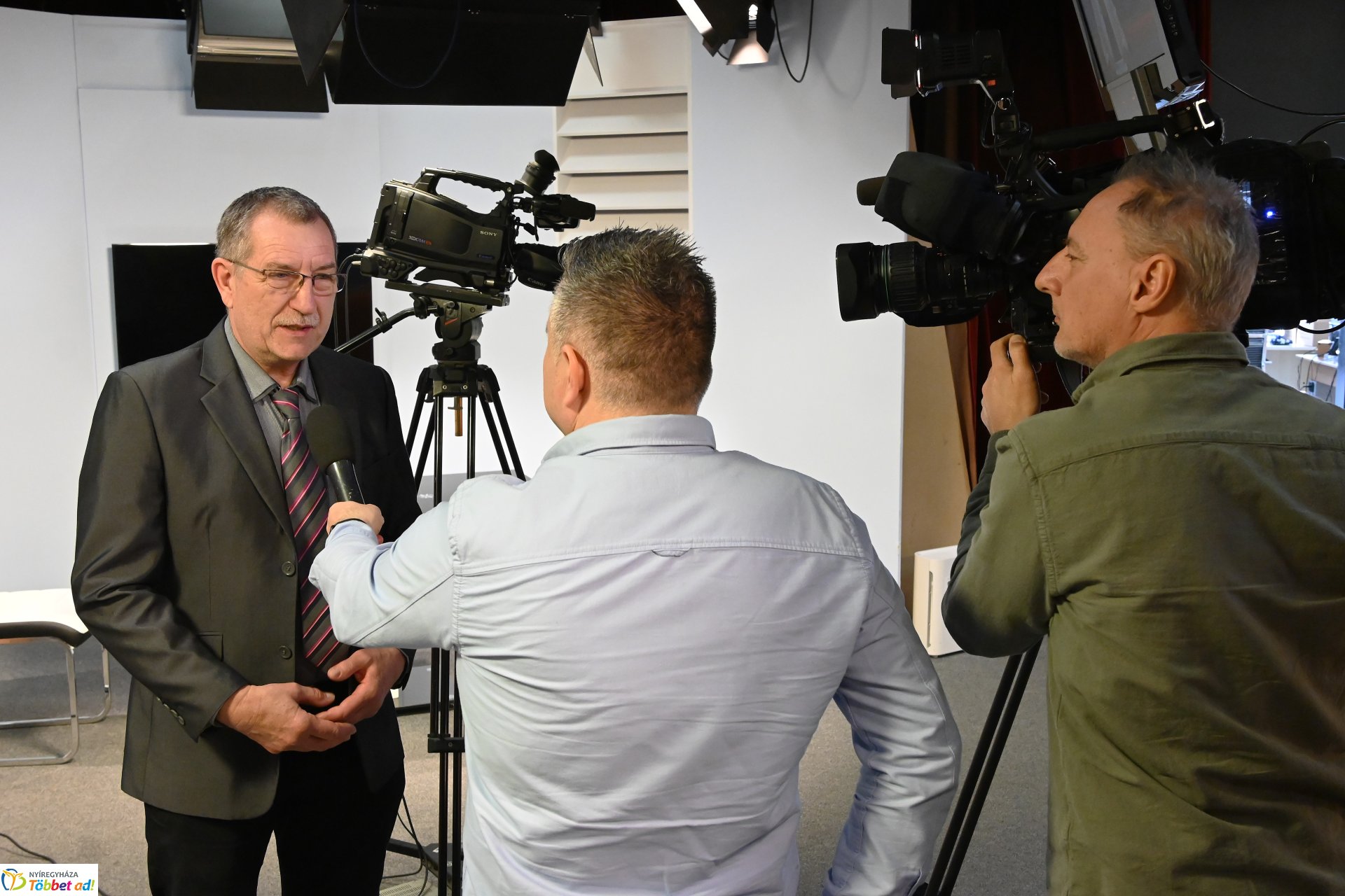 Negyven éves a Nyíregyházi Televízió - iskolások látogattak a stúdióba a születésnapon (péntek)