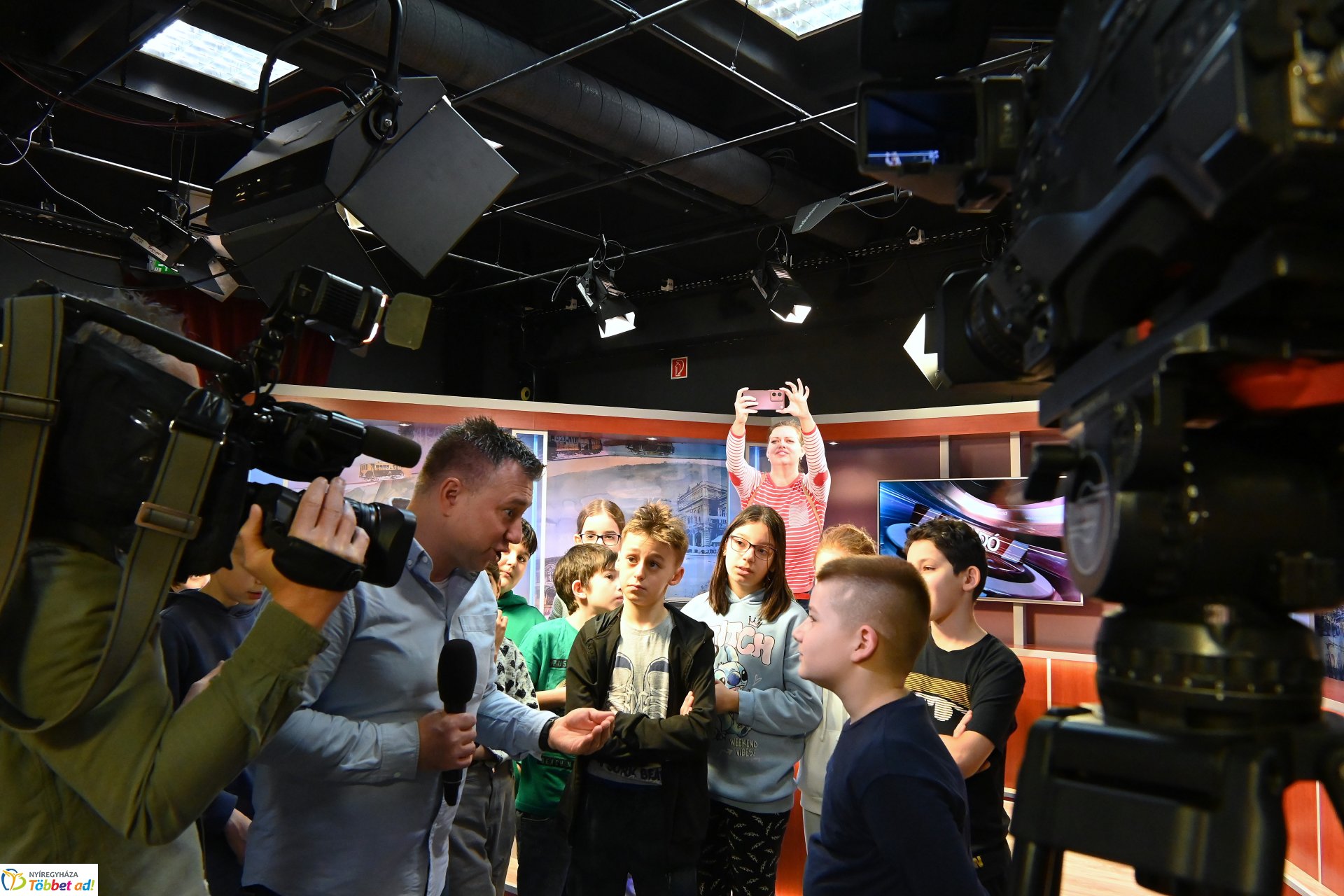 Negyven éves a Nyíregyházi Televízió - iskolások látogattak a stúdióba a születésnapon (péntek)