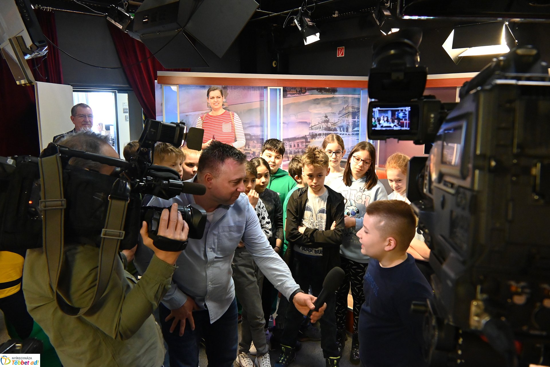 Negyven éves a Nyíregyházi Televízió - iskolások látogattak a stúdióba a születésnapon (péntek)