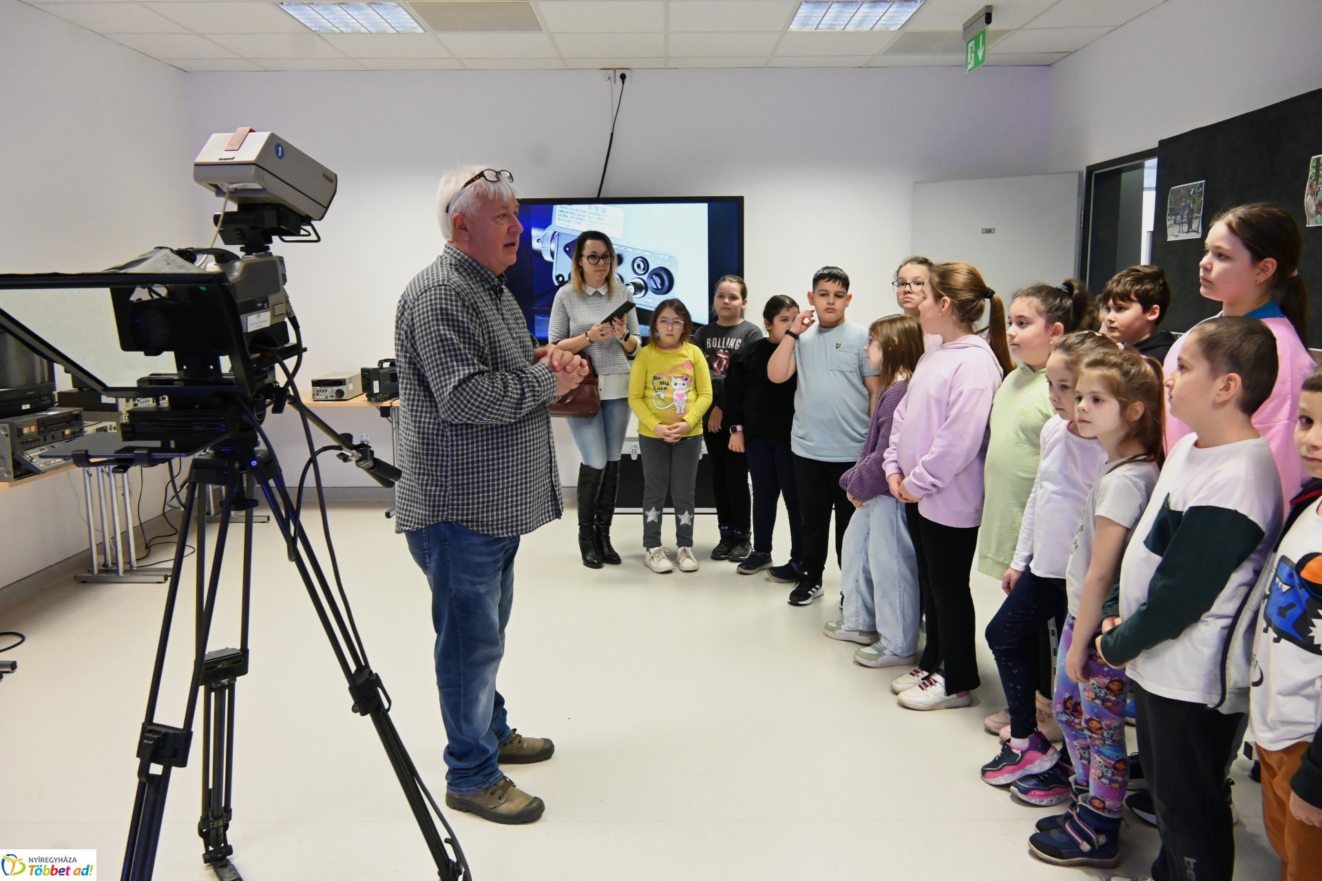 Negyven éves a Nyíregyházi Televízió - iskolások látogattak a stúdióba a születésnapon (péntek)