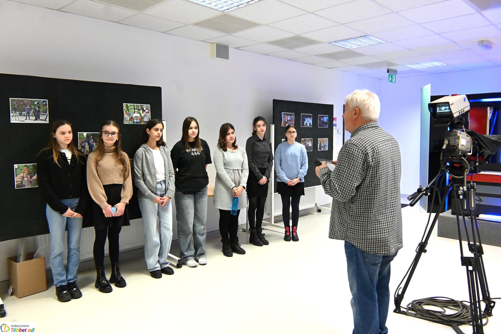 Negyven éves a Nyíregyházi Televízió - iskolások látogattak a stúdióba a születésnapon (péntek)