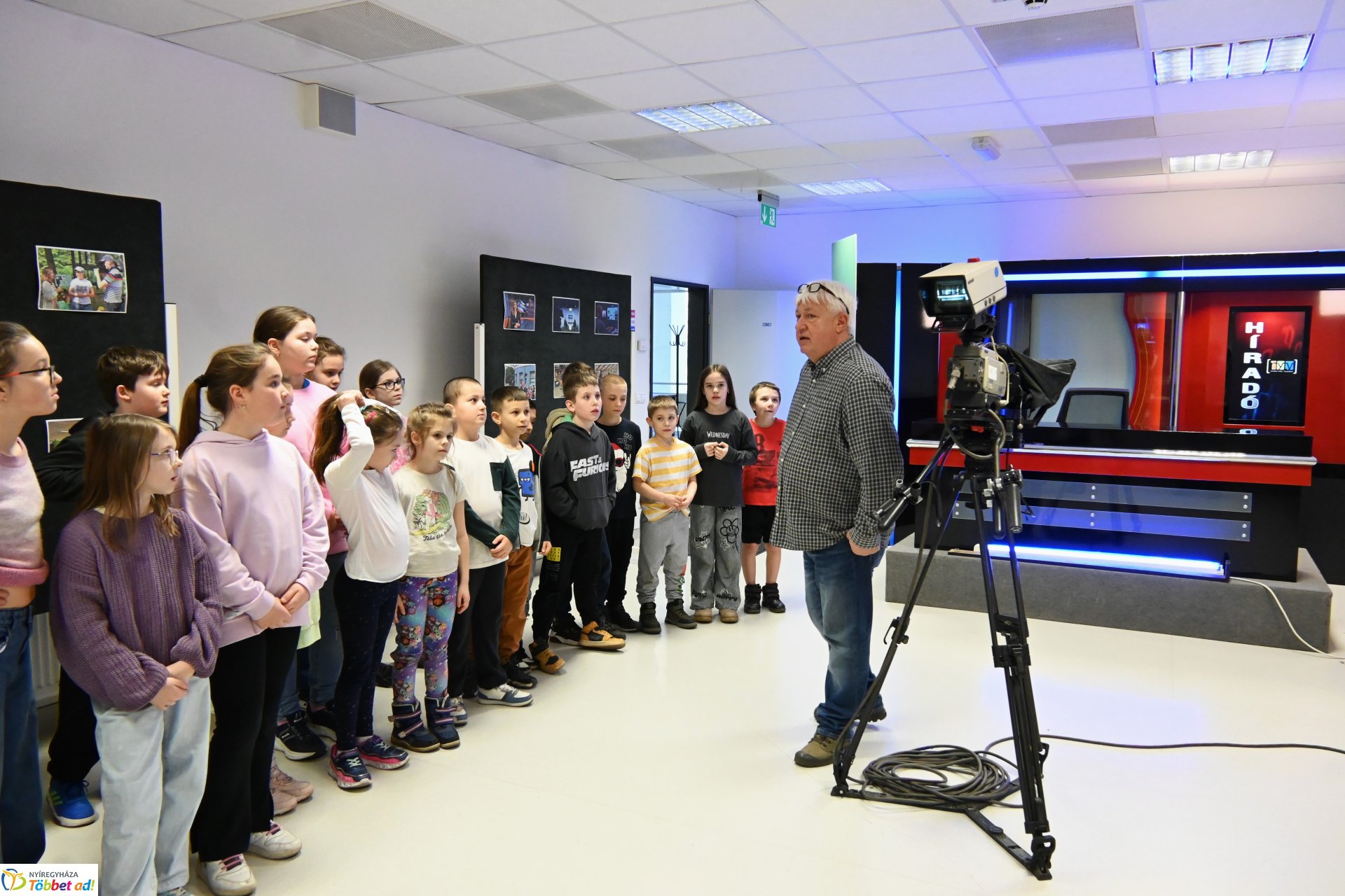 Negyven éves a Nyíregyházi Televízió - iskolások látogattak a stúdióba a születésnapon (péntek)