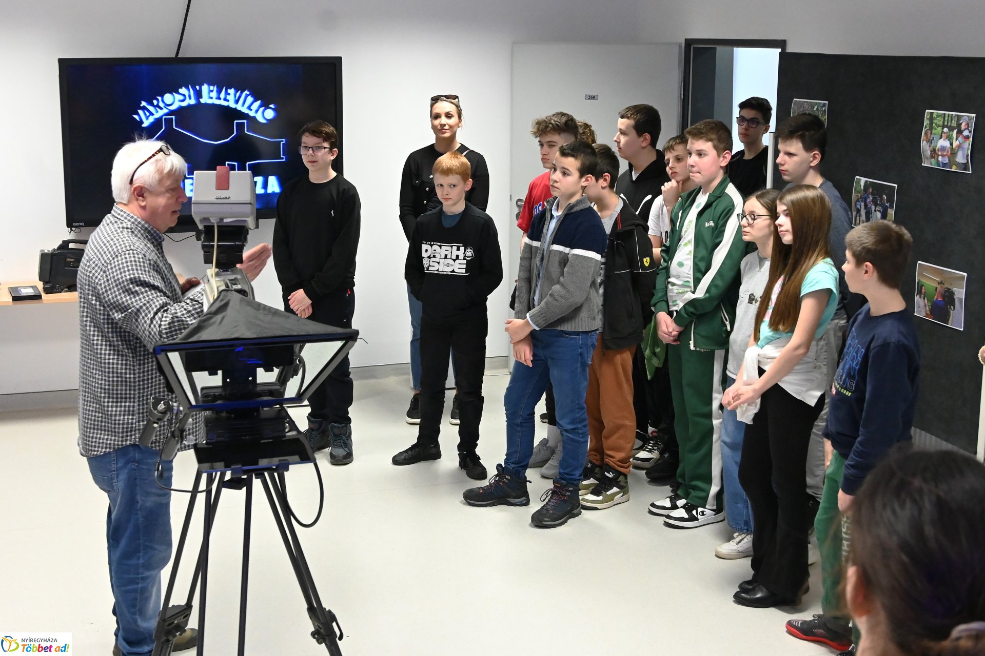 Negyven éves a Nyíregyházi Televízió - iskolások látogattak a stúdióba a születésnapon (péntek)