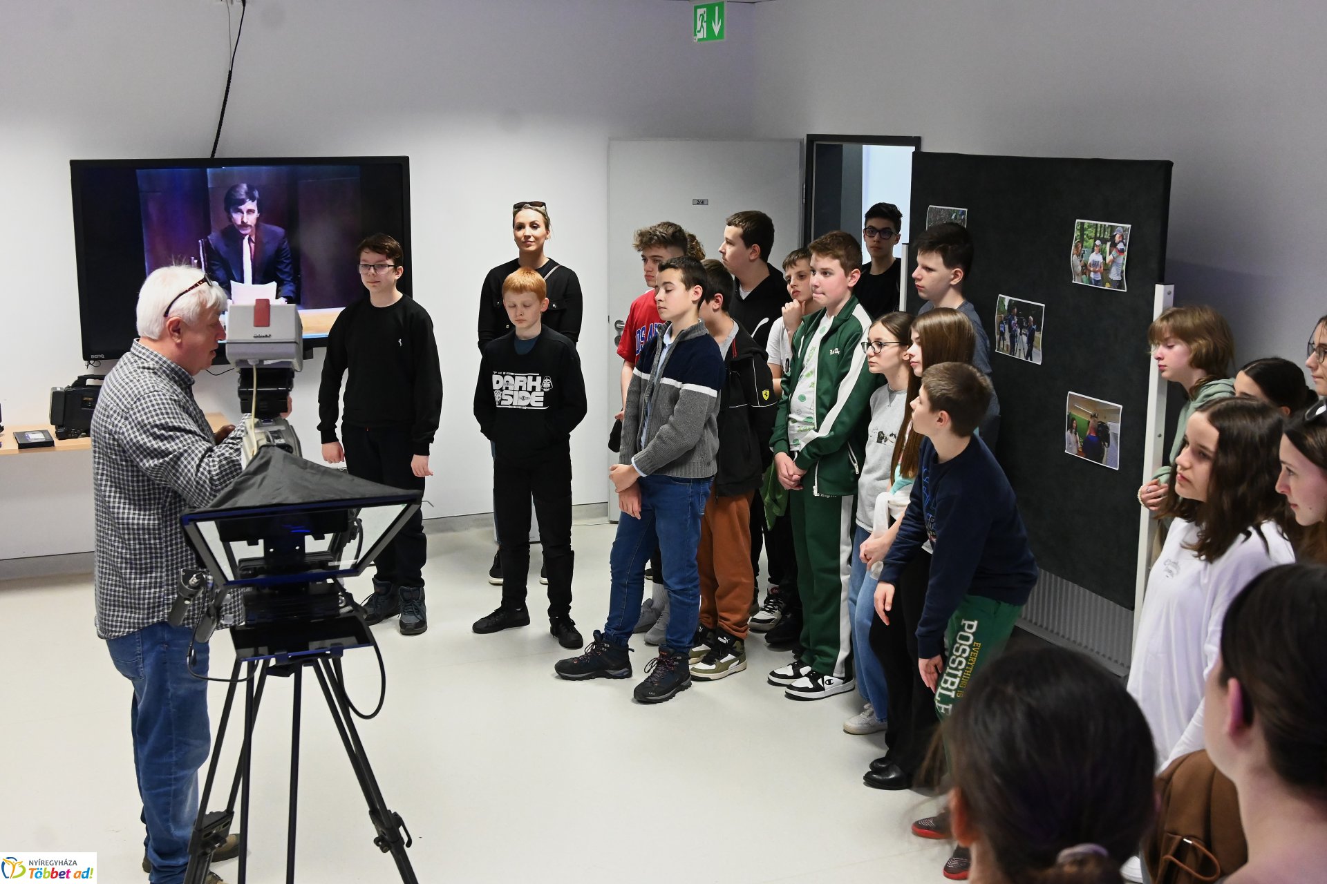 Negyven éves a Nyíregyházi Televízió - iskolások látogattak a stúdióba a születésnapon (péntek)