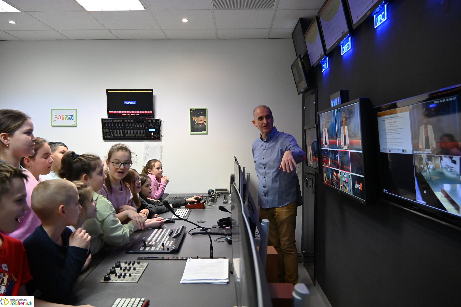 Negyven éves a Nyíregyházi Televízió - iskolások látogattak a stúdióba a születésnapon (péntek)