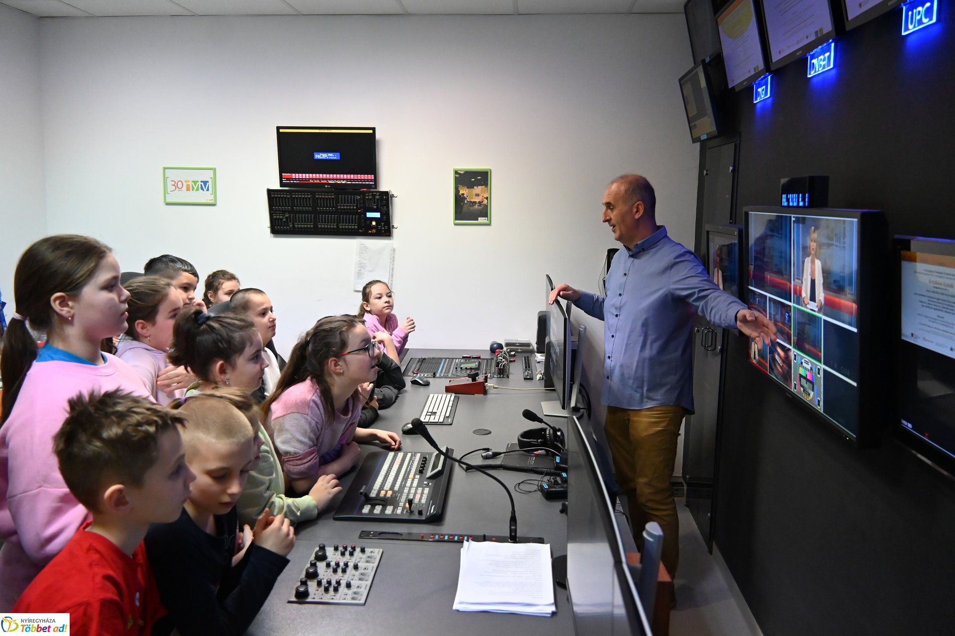 Negyven éves a Nyíregyházi Televízió - iskolások látogattak a stúdióba a születésnapon (péntek)